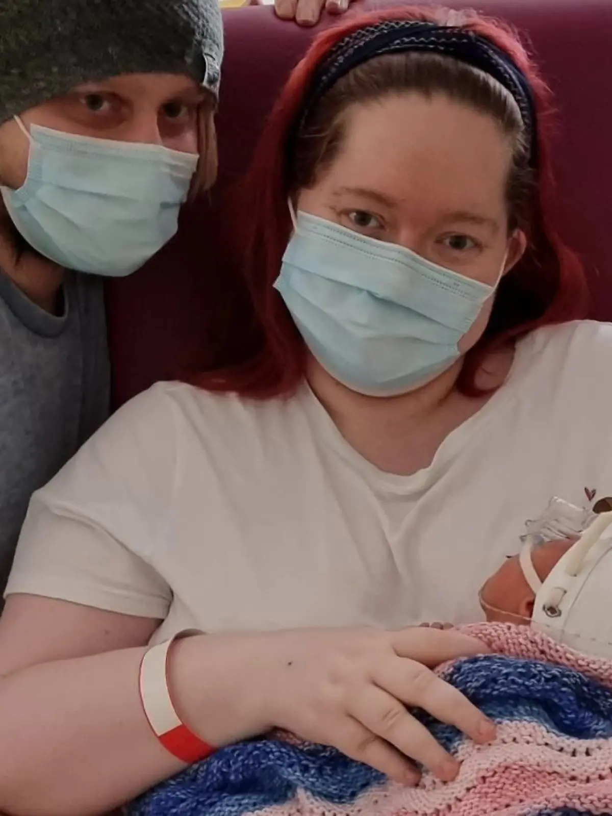 Robyn Banson-Noond mit Partner und neugeborenem Sohn Alexander