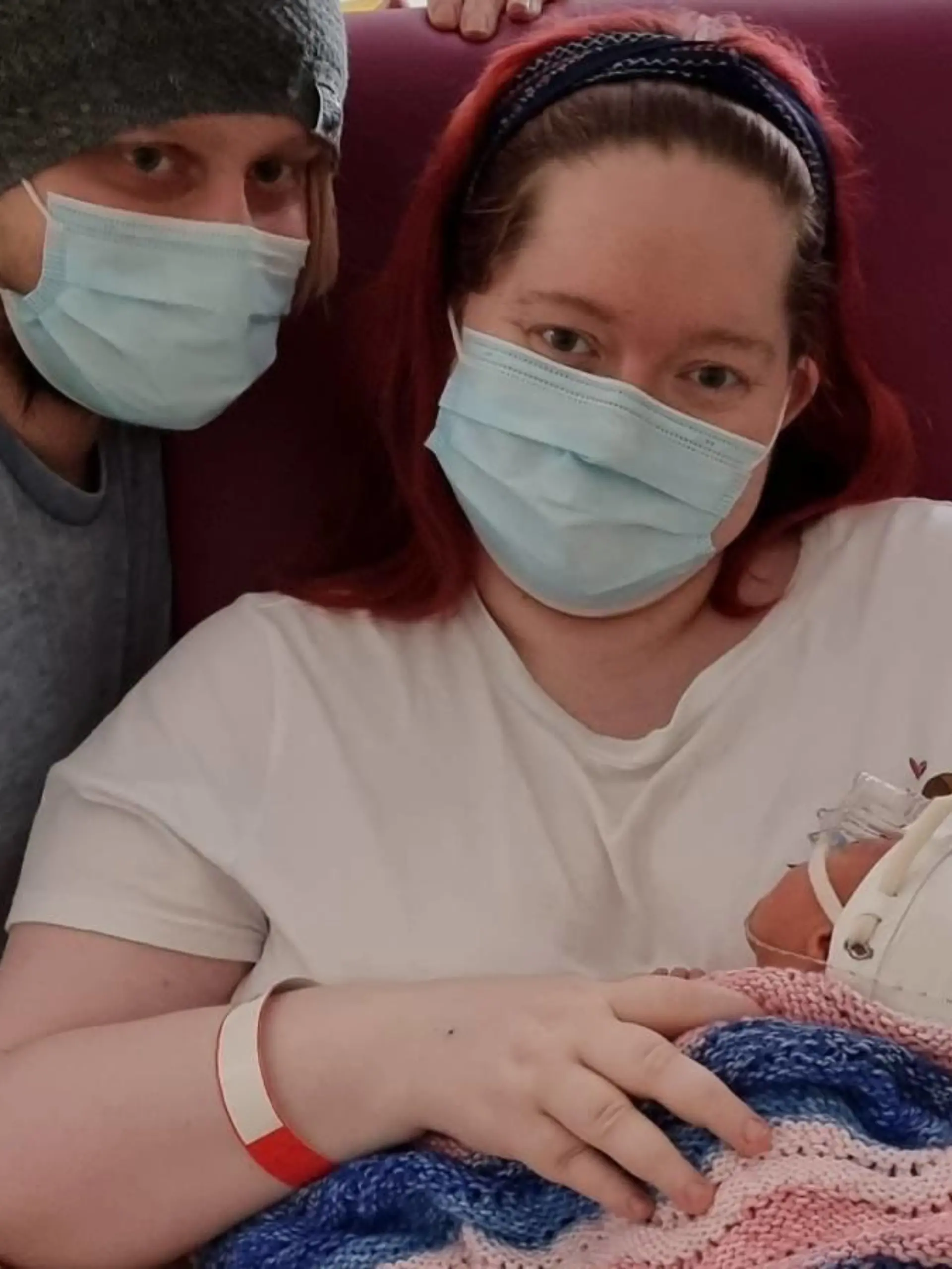 Robyn Banson-Noond mit Partner und neugeborenem Sohn Alexander