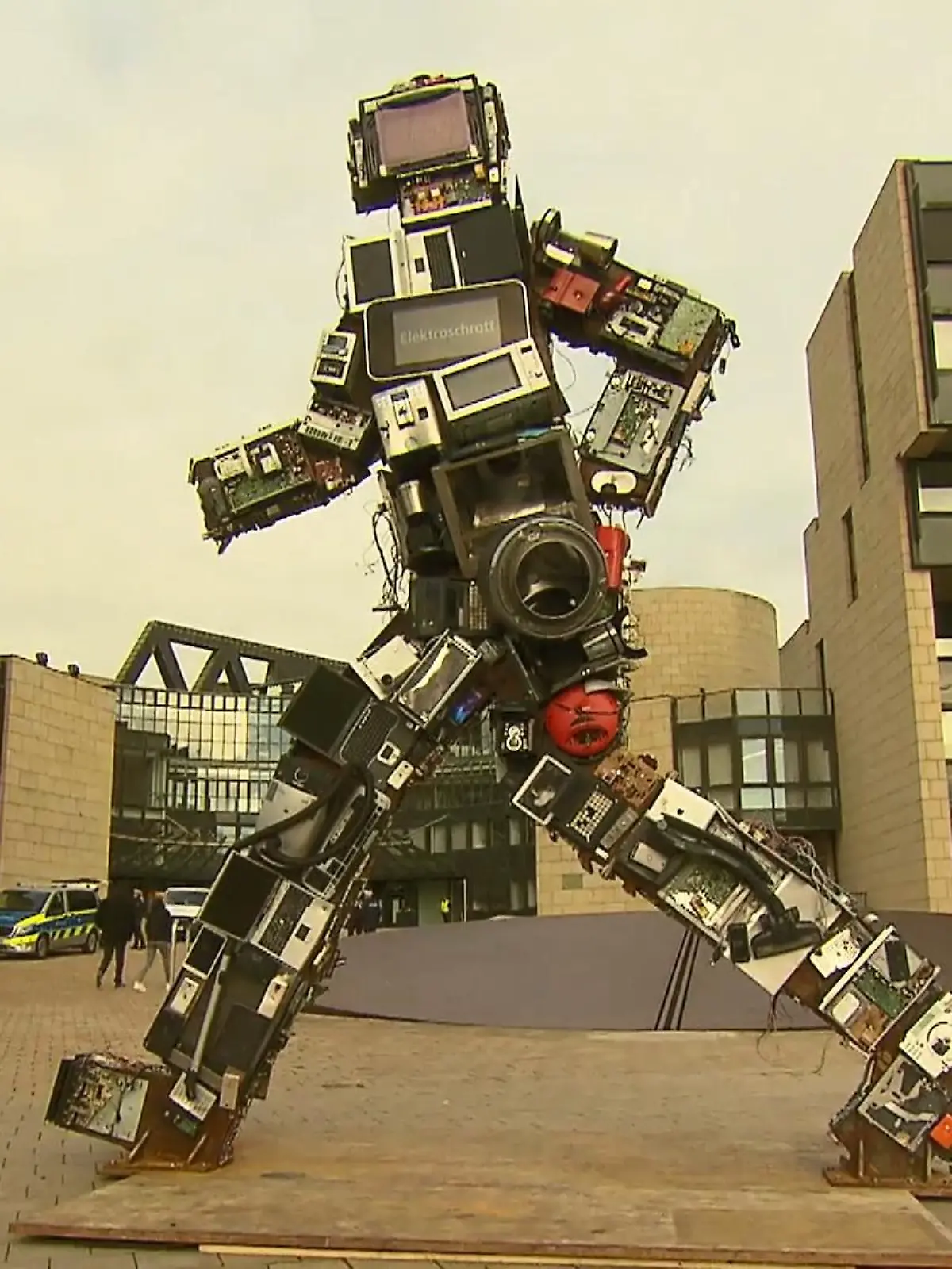 Bild zu: "Neue Riesen-Skulptur von HA Schult "