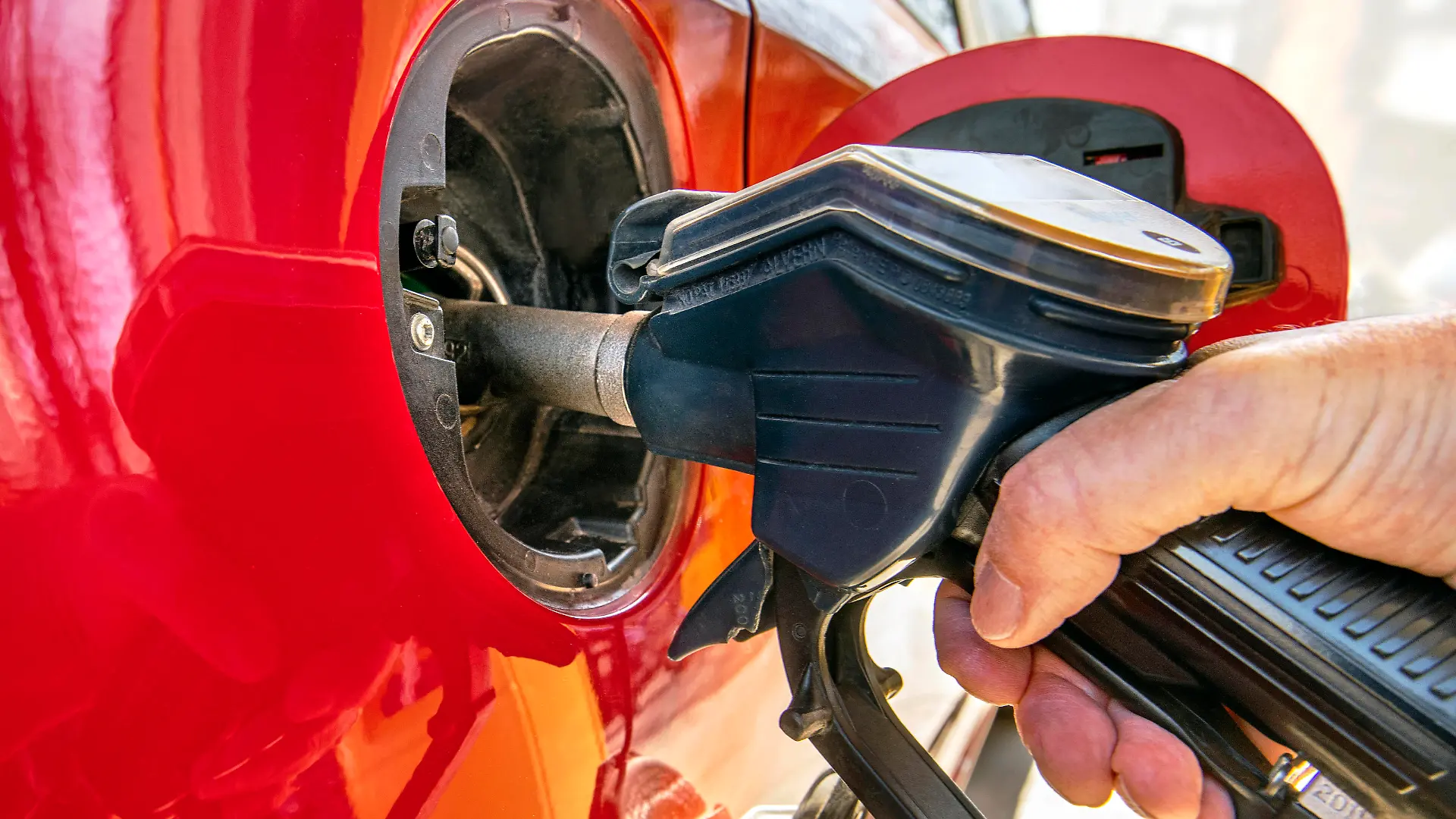 Tanken an einer Tankstelle, Detail Hand mit Zapfpistole, München, 20. März 2022 DEU, Deutschland, München, 22.03.2022, Autofahrer beim Tanken, Hand an der Zapfpistole, Tankstutzen, Benzinpreise, teuer, Preise steigen, neue Höchstpreise, Tankstellenpreise, Bayern, März 2022 *** Refueling at a gas station, detail hand with nozzle, Munich, 20 March 2022 DEU, Germany, Munich, 22 03 2022, motorist refueling, hand on nozzle, fuel nozzle, gasoline prices, expensive, prices rise, new maximum prices, gas station prices, Bavaria, March 2022