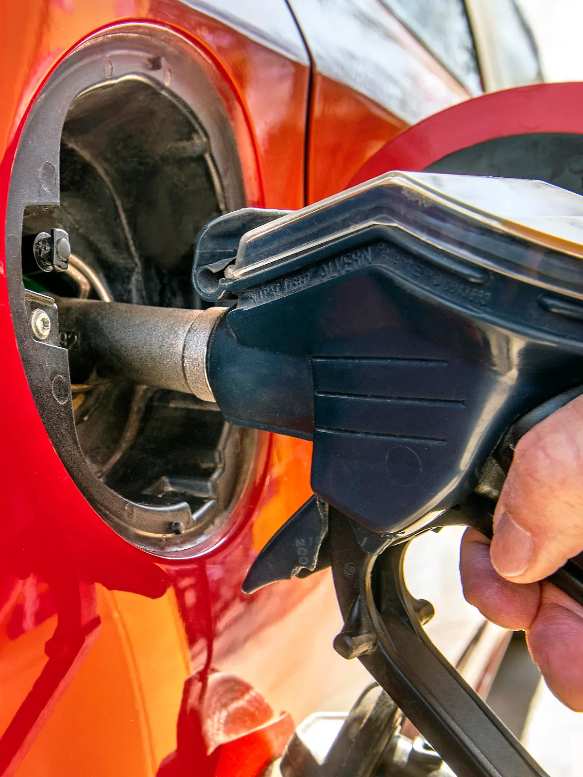 Tanken an einer Tankstelle, Detail Hand mit Zapfpistole, München, 20. März 2022 DEU, Deutschland, München, 22.03.2022, Autofahrer beim Tanken, Hand an der Zapfpistole, Tankstutzen, Benzinpreise, teuer, Preise steigen, neue Höchstpreise, Tankstellenpreise, Bayern, März 2022 *** Refueling at a gas station, detail hand with nozzle, Munich, 20 March 2022 DEU, Germany, Munich, 22 03 2022, motorist refueling, hand on nozzle, fuel nozzle, gasoline prices, expensive, prices rise, new maximum prices, gas station prices, Bavaria, March 2022 