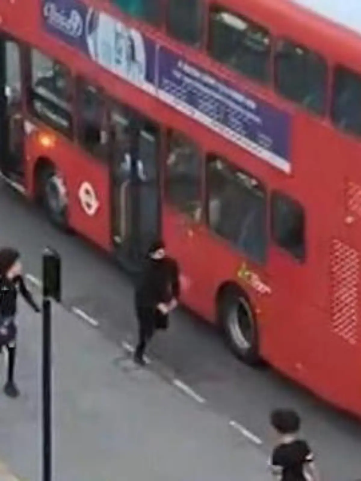 Es sind unglaubliche Bilder, die sich am 20. Mai 2023 vor dem Wembley Stadion in London abgespielt haben. Eine Gruppe Jugendlicher ist auf der Straße unterwegs - und wird immer aggressiver.
