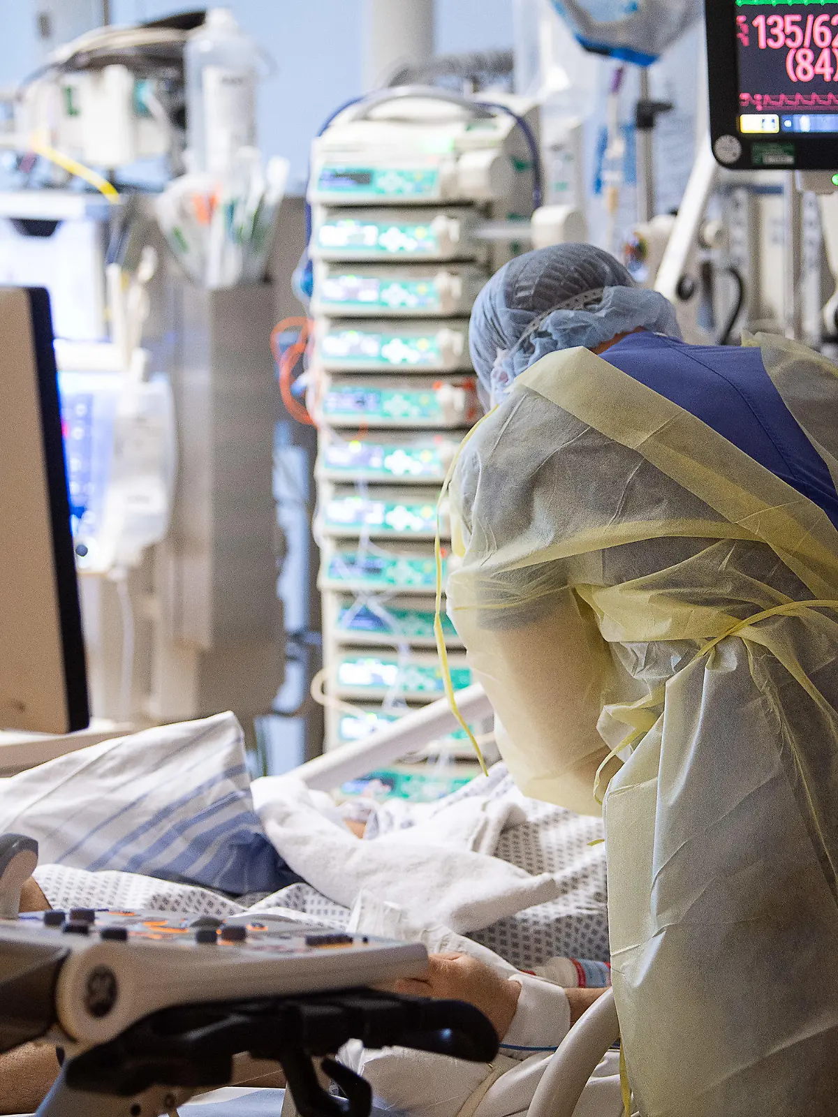 ARCHIV - 08.01.2021, Baden-Württemberg, Ludwigsburg: Ein Intensivpfleger arbeitet auf einer Intensivstation des RKH Klinikum Ludwigsburg an einem Covid-19-Patient. (zu dpa: "Corona-Experte: Belastungen der Intensivstationen bis 2022") Foto: Sebastian Gollnow/dpa +++ dpa-Bildfunk +++