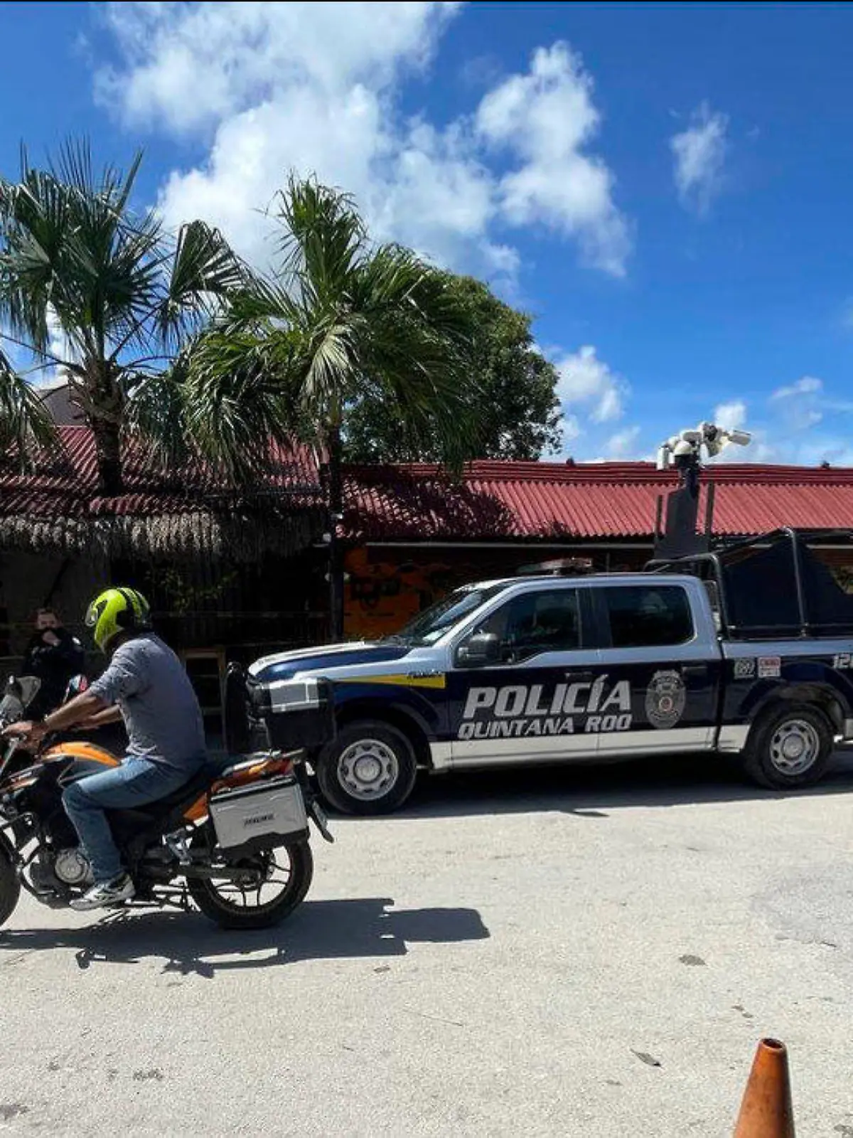 dpatopbilder - 22.10.2021, Mexiko, Tulum: Ein Polizeifahrzeug steht am Tag nach einer tödlichen Schießerei vor einem Restaurant. Die Behörden nahmen Kontakt mit den entsprechenden Konsulaten auf, wie die Generalstaatsanwaltschaft weiter mitteilte. Foto: Christian Rojas/AP/dpa +++ dpa-Bildfunk +++