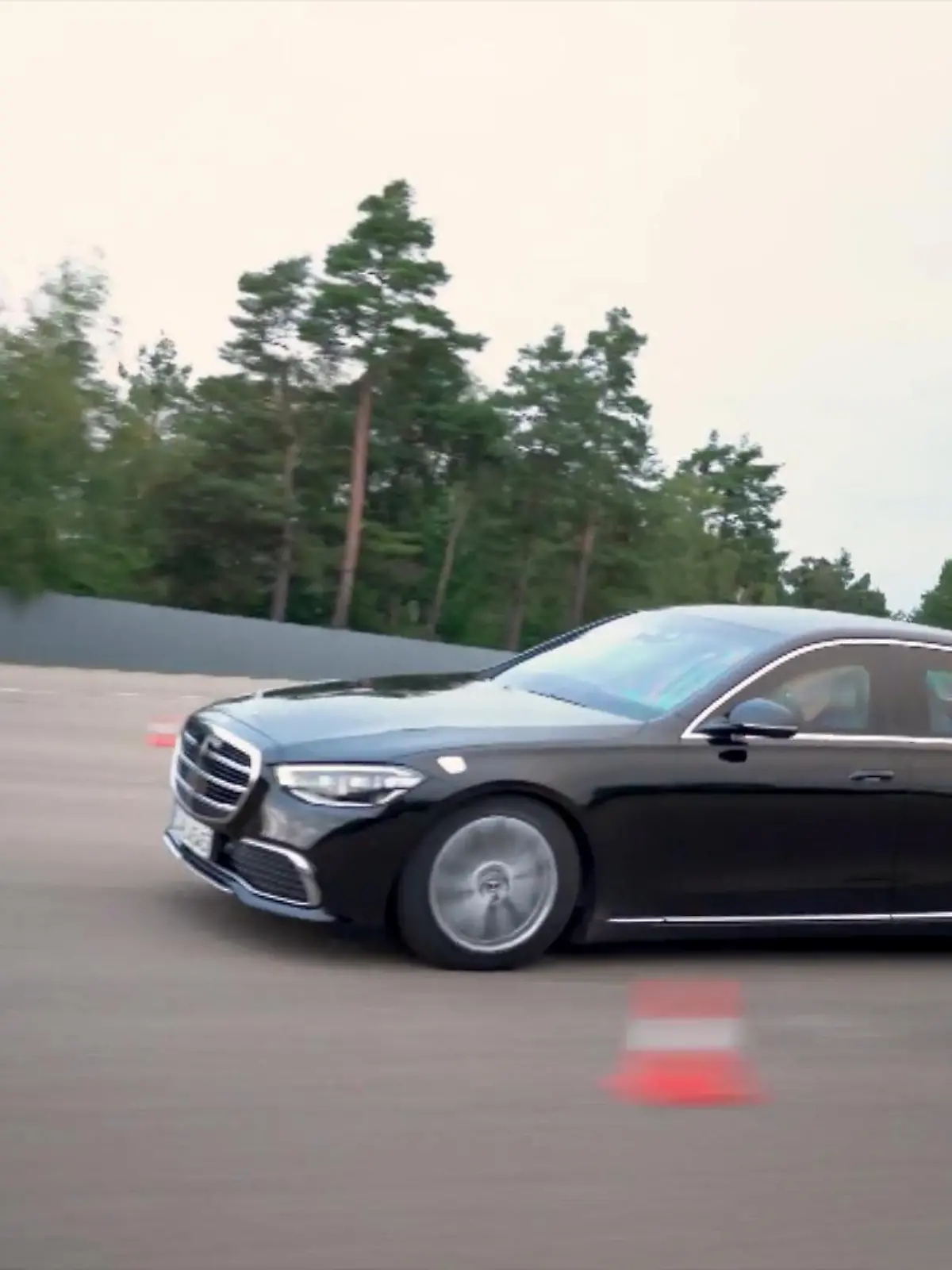Leibwächter auf vier Rädern: Der "Mercedes S 680 Guard" - So wird wohl das künftige Dienstfahrzeug von Olaf Scholz heißen. Schusssichere Reifen oder eine automatische Brandabwehr: Diese Extra-Ausstattung wird der neue Kanzler im neuen Wagen haben.