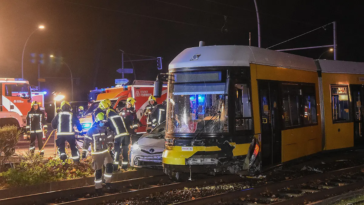 24.10.2021, Berlin: Ein zerstörter Pkw steht am frühen Sonntagmorgen neben einer beschädigten Straßenbahn an der Liebenwalder Straße / Landsberger Allee in Lichtenberg. Aus bisher unbekannten Ursachen kam es zwischen dem Auto und der Tram zu einem Zusammenstoß. Bei dem Verkehrsunfall wurde eine Person getötet, vier weitere wurden verletzt. Foto: Paul Zinken/dpa +++ dpa-Bildfunk +++