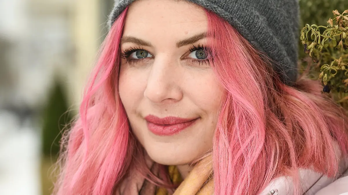 ARCHIV - 16.02.2021, Berlin: Die Schauspielerin und Autorin Susan Sideropoulos bei einem Spaziergang in ihrem Kiez in Charlottenburg am Lietzensee. Die Fernsehschauspielerin hat nach einem Fahrradunfall auf Zypern ihre Verletzungen öffentlich gemacht. (zu dpa «Dicke Lippe bei Susan Sideropoulos nach Fahrradsturz auf Zypern») Foto: Kira Hofmann/dpa-Zentralbild/dpa +++ dpa-Bildfunk +++