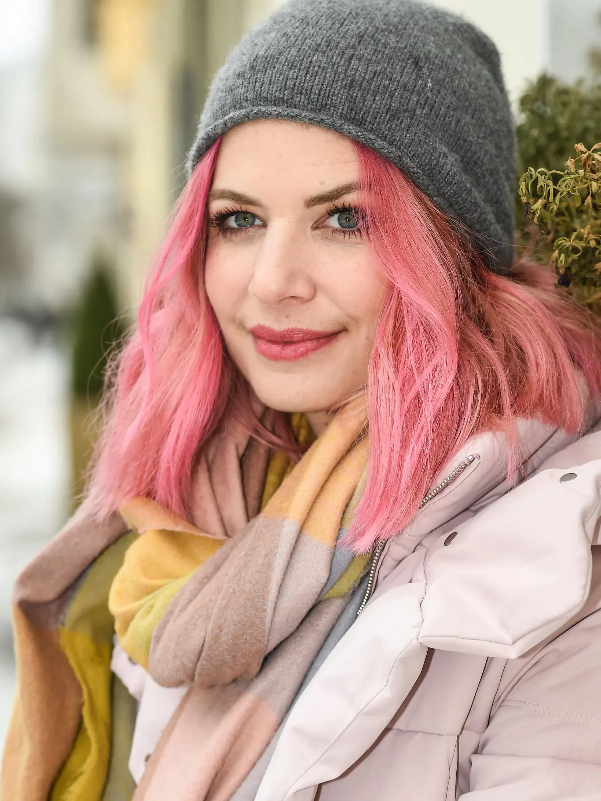 ARCHIV - 16.02.2021, Berlin: Die Schauspielerin und Autorin Susan Sideropoulos bei einem Spaziergang in ihrem Kiez in Charlottenburg am Lietzensee. Die Fernsehschauspielerin hat nach einem Fahrradunfall auf Zypern ihre Verletzungen öffentlich gemacht. (zu dpa «Dicke Lippe bei Susan Sideropoulos nach Fahrradsturz auf Zypern») Foto: Kira Hofmann/dpa-Zentralbild/dpa +++ dpa-Bildfunk +++