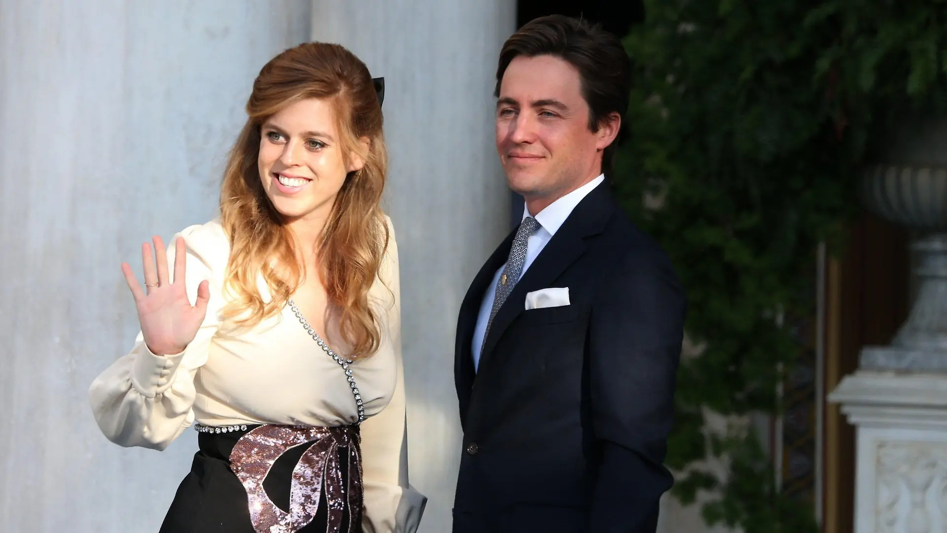 23.10.2021, Griechenland, Athen: Prinzessin Beatrice, Prinzessin von York, und ihr Ehemann Edoardo Mapelli Mozzi kommen zur Hochzeit von Prinz Philippos von Griechenland und Nina Flohr in der Kathedrale von Athen. Foto: Aristidis Vafeiadakis/ZUMA Press Wire/dpa +++ dpa-Bildfunk +++