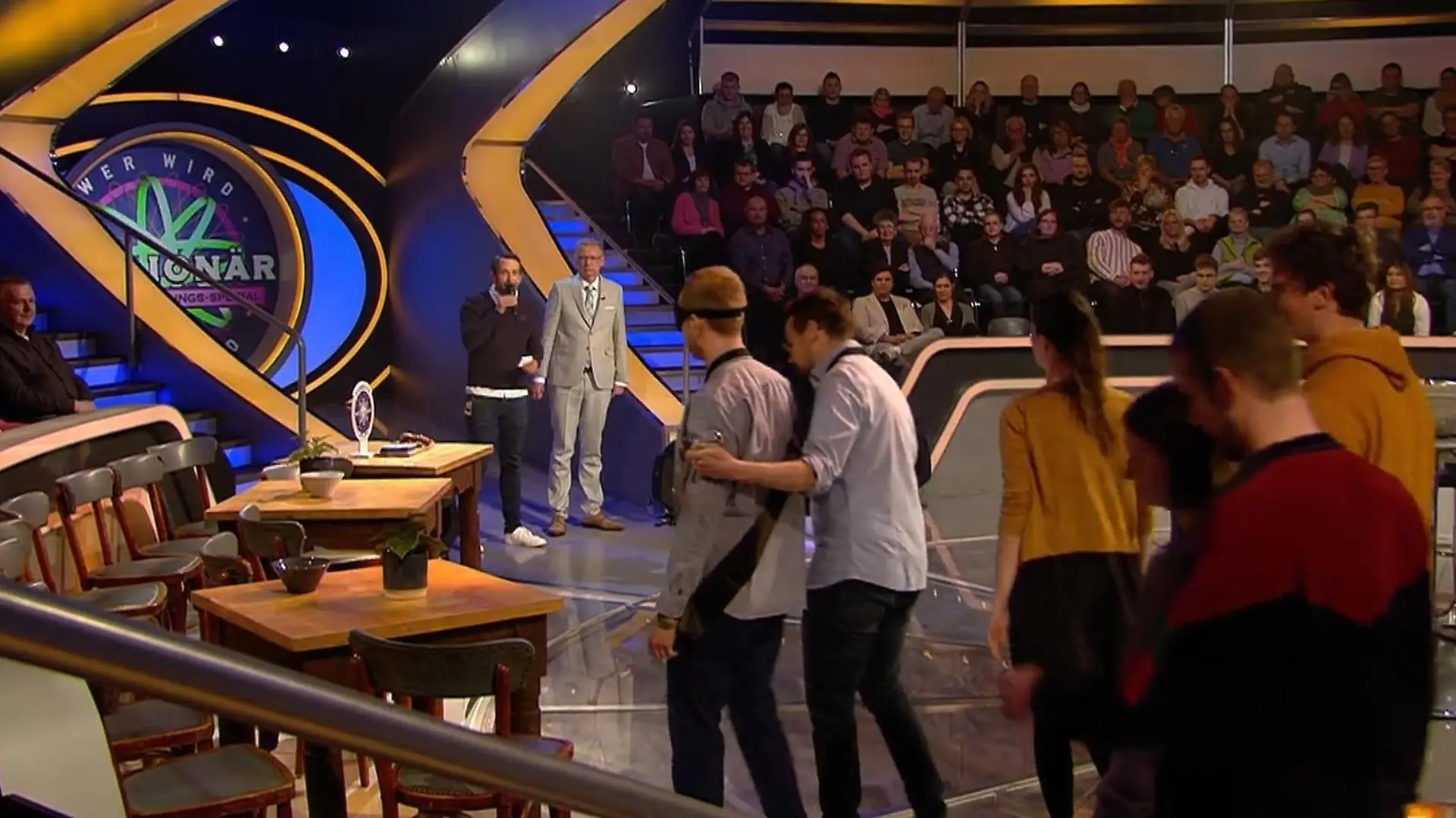 Hier wird Günther Jauchs Überraschungskandidat Dominik Neu von seinen Kumpels in die vermeintliche Quiz-Kneipe geführt