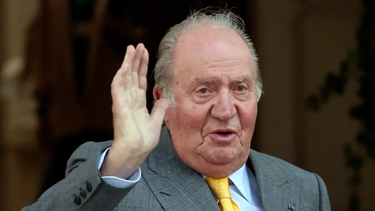 ARCHIV - 10.03.2018, Chile, Santiago: Juan Carlos, ehemaliger König von Spanien, winkt bei seiner Ankunft an der Academia Diplomatica von Chile. Carlos ist seit Freitagabend, 23.08.2019, wegen einer geplanten Operation am Herzen in einem Madrider Krankenhaus. Foto: Esteban Felix/AP/dpa +++ dpa-Bildfunk +++