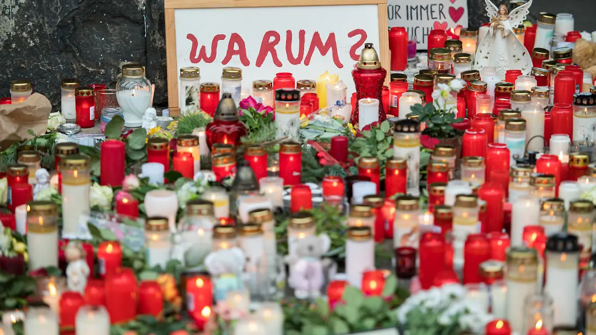 ARCHIV - 02.12.2020, Rheinland-Pfalz, Trier: Vor der Porta Nigra haben Menschen zum Gedenken an die Opfer der Amokfahrt vom 01.12.2020 Kerzen aufgestellt. (zu dpa «Trauma-Expertin: Opfer der Amokfahrt kommen noch nicht zur Ruhe») Foto: Oliver Dietze/dpa +++ dpa-Bildfunk +++