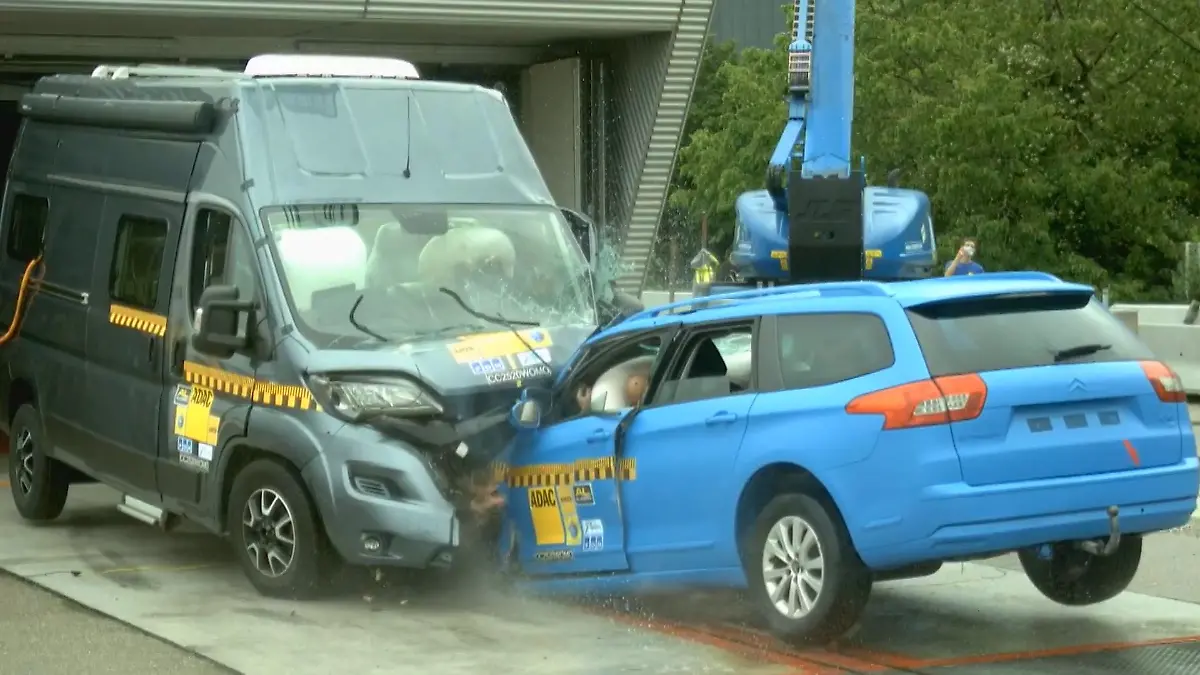 Wohnmobil-Crashtest zeigt: So fatal kann ein Unfall ausgehen Schwere Verletzungen drohen
