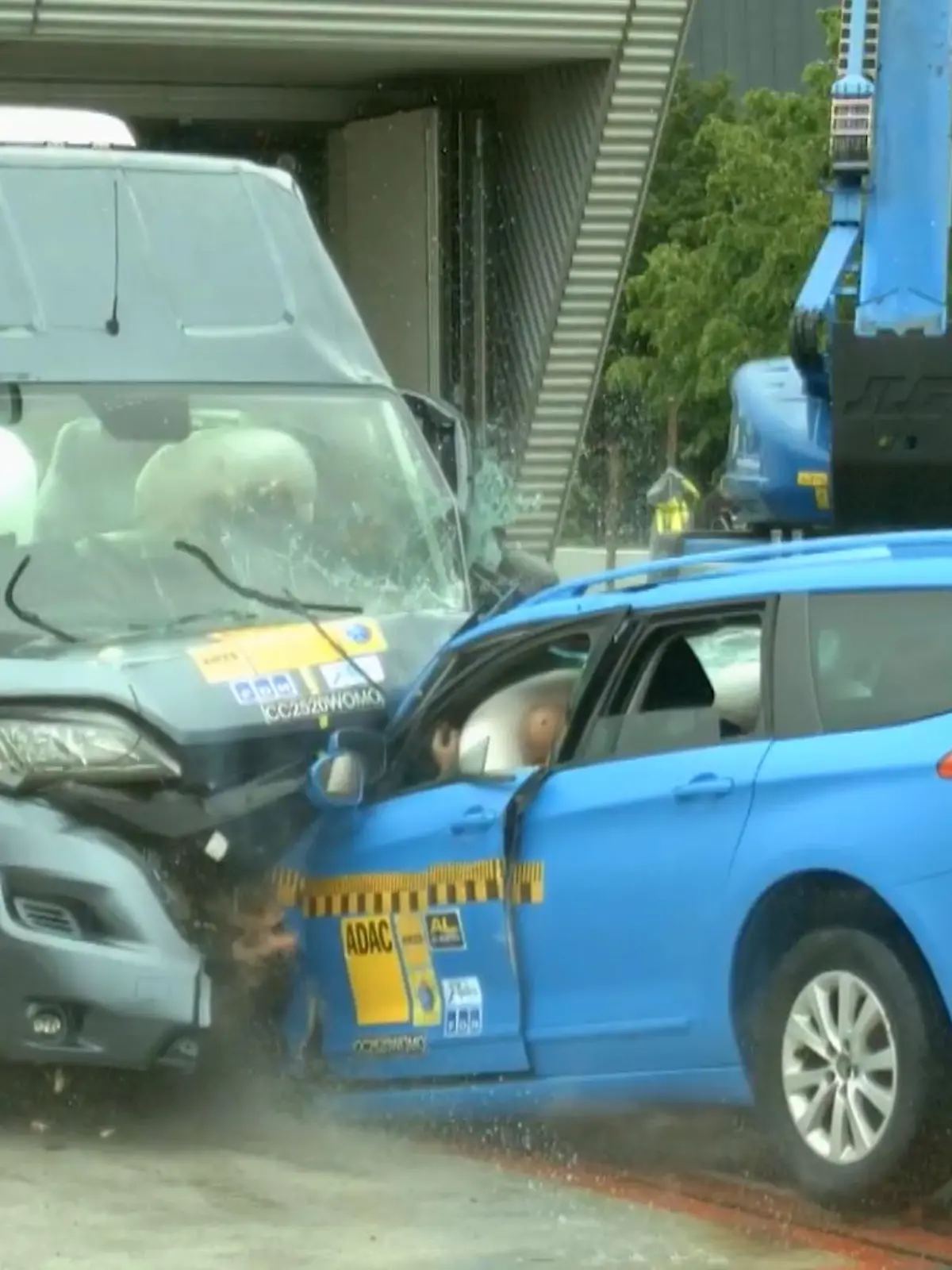 Bild zu: "Wohnmobil-Crashtest zeigt: So fatal kann ein Unfall ausgehen"