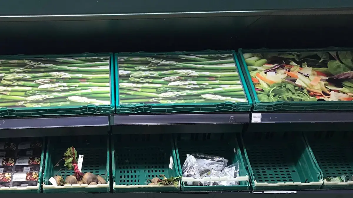 Statt echtem Spargel gibt es in diesem britischen Supermarkt nur Papp-Spargel.