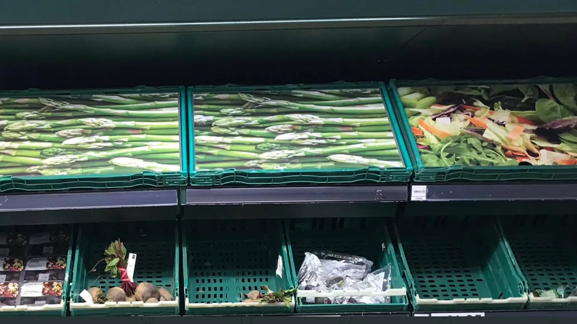 Statt echtem Spargel gibt es in diesem britischen Supermarkt nur Papp-Spargel.