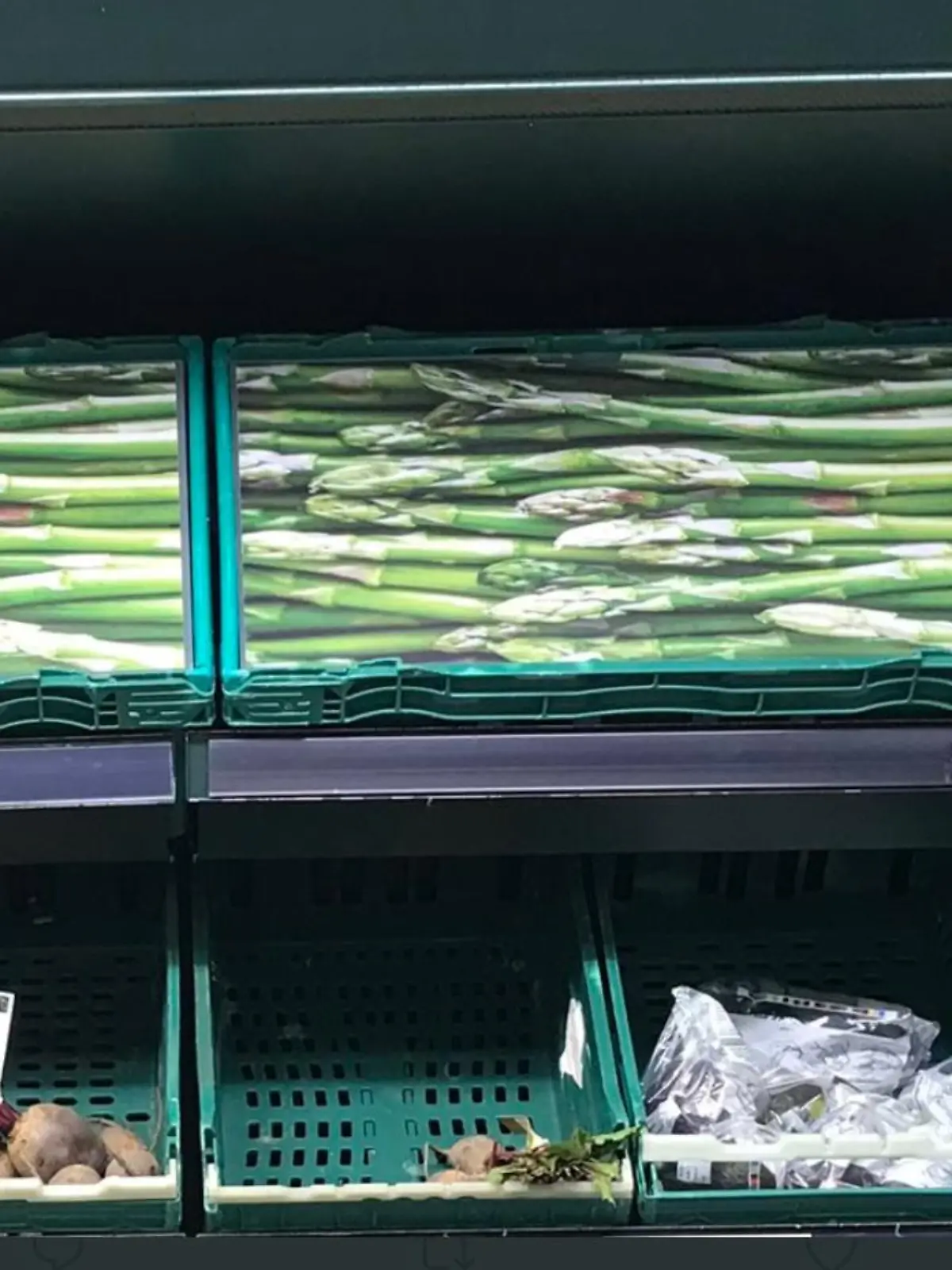 Statt echtem Spargel gibt es in diesem britischen Supermarkt nur Papp-Spargel.