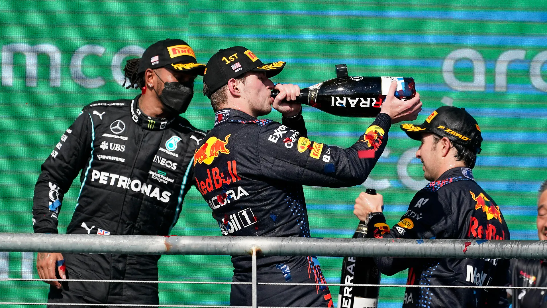24.10.2021, USA, Austin: Motorsport: Formel-1-Weltmeisterschaft, Grand Prix der USA: Sieger Max Verstappen (M) aus den Niederlanden vom Team Red Bull, der Zweitplatzierte Lewis Hamilton (l) aus Großbritannien vom Team Mercedes und der Drittplatzierte Sergio Perez aus Mexiko vom Team Red Bull stehen auf dem Podium. Foto: Darron Cummings/AP/dpa +++ dpa-Bildfunk +++
