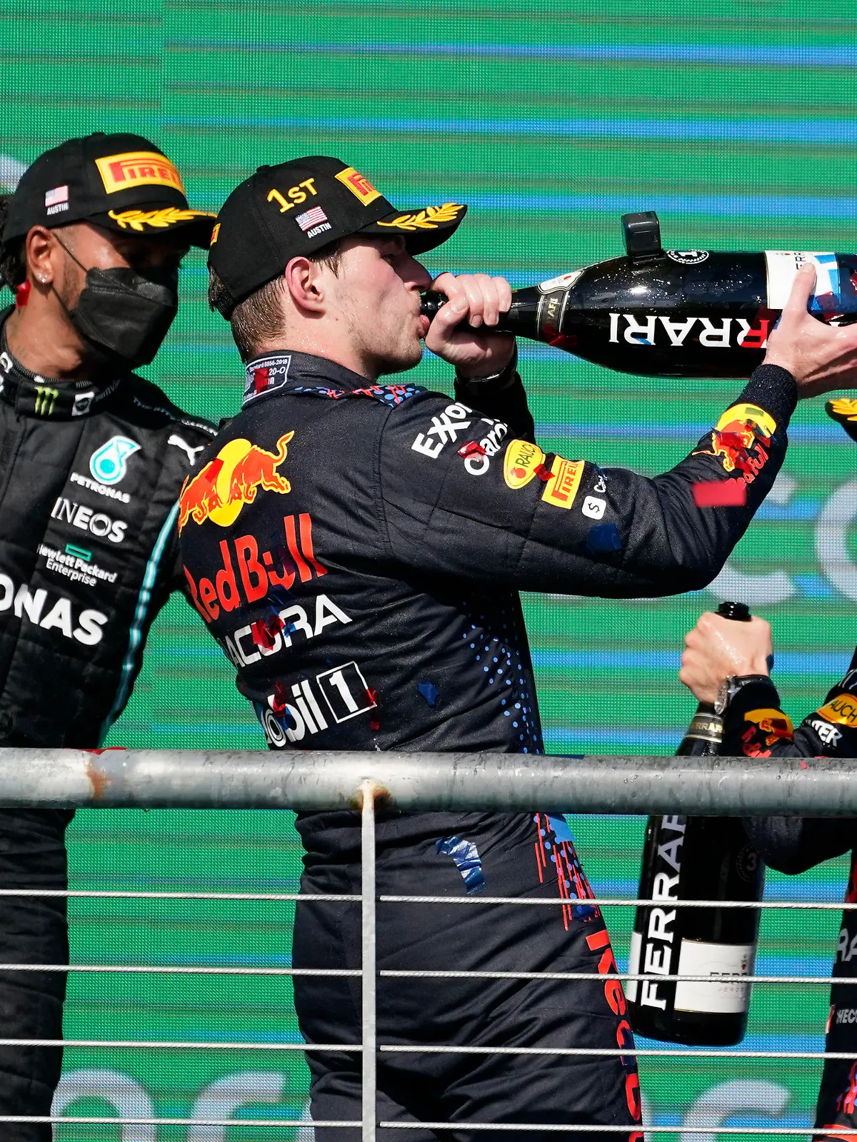 24.10.2021, USA, Austin: Motorsport: Formel-1-Weltmeisterschaft, Grand Prix der USA: Sieger Max Verstappen (M) aus den Niederlanden vom Team Red Bull, der Zweitplatzierte Lewis Hamilton (l) aus Großbritannien vom Team Mercedes und der Drittplatzierte Sergio Perez aus Mexiko vom Team Red Bull stehen auf dem Podium. Foto: Darron Cummings/AP/dpa +++ dpa-Bildfunk +++
