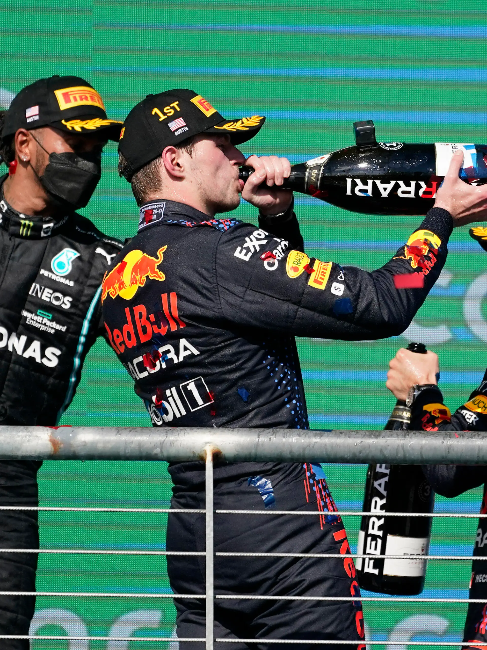 24.10.2021, USA, Austin: Motorsport: Formel-1-Weltmeisterschaft, Grand Prix der USA: Sieger Max Verstappen (M) aus den Niederlanden vom Team Red Bull, der Zweitplatzierte Lewis Hamilton (l) aus Großbritannien vom Team Mercedes und der Drittplatzierte Sergio Perez aus Mexiko vom Team Red Bull stehen auf dem Podium. Foto: Darron Cummings/AP/dpa +++ dpa-Bildfunk +++