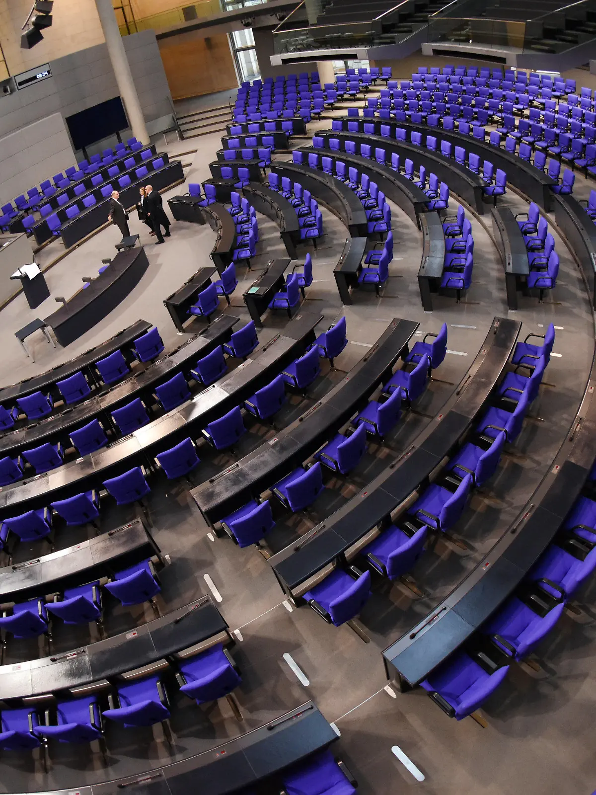 ARCHIV - Mit neuer Sitzpolsterung ist am 14.04.2016 der Plenarsaal des Bundestages in Berlin ausgestattet. (zu dpa «Bericht: Sicherheitslücken in Bundestagswahl-Software entdeckt» vom 07.09.2017) Foto: Rainer Jensen/dpa +++(c) dpa - Bildfunk+++