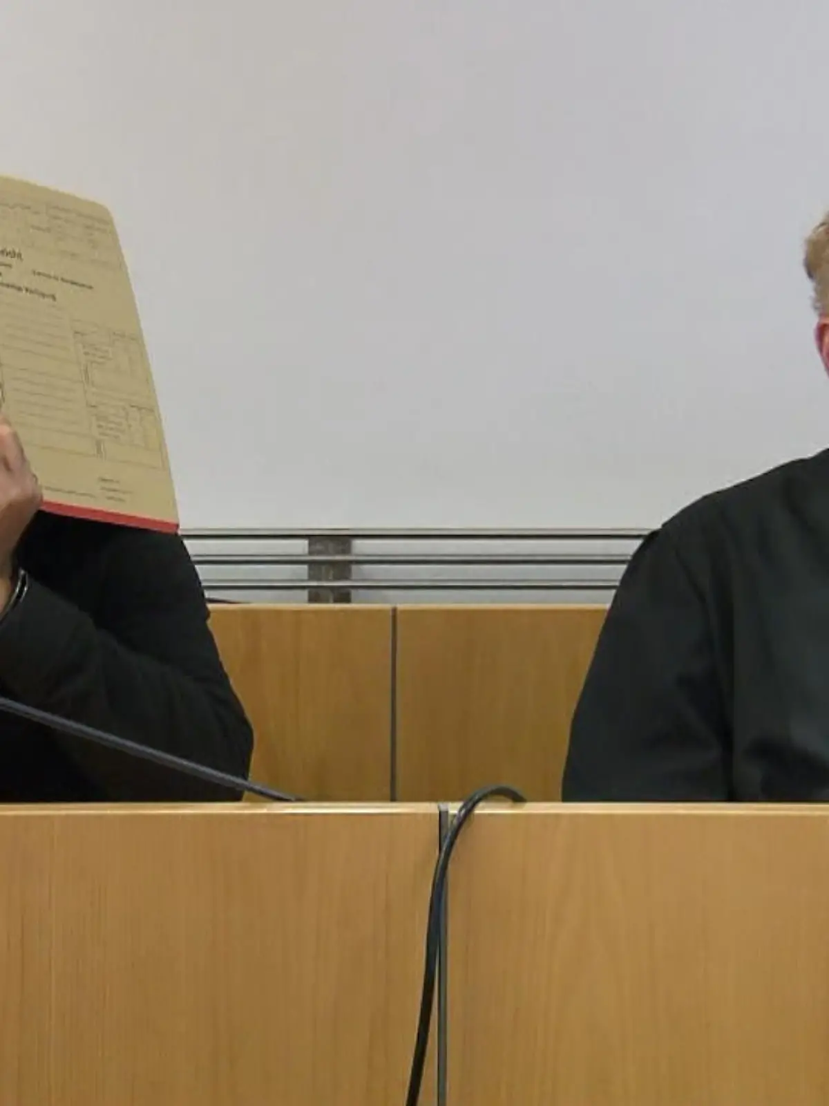 Seine siebenjährige Tochter tötete er mit zwei Stichen in den Hals, sein elfjähriger Sohn floh und sprang unter Todesangst vom Balkon aus dem neunten Stock. Diese Grausamkeiten beging der damals 47-jährige Vater nur, weil er seiner Frau nach deren Trennung eine Lektion erteilen wollte.