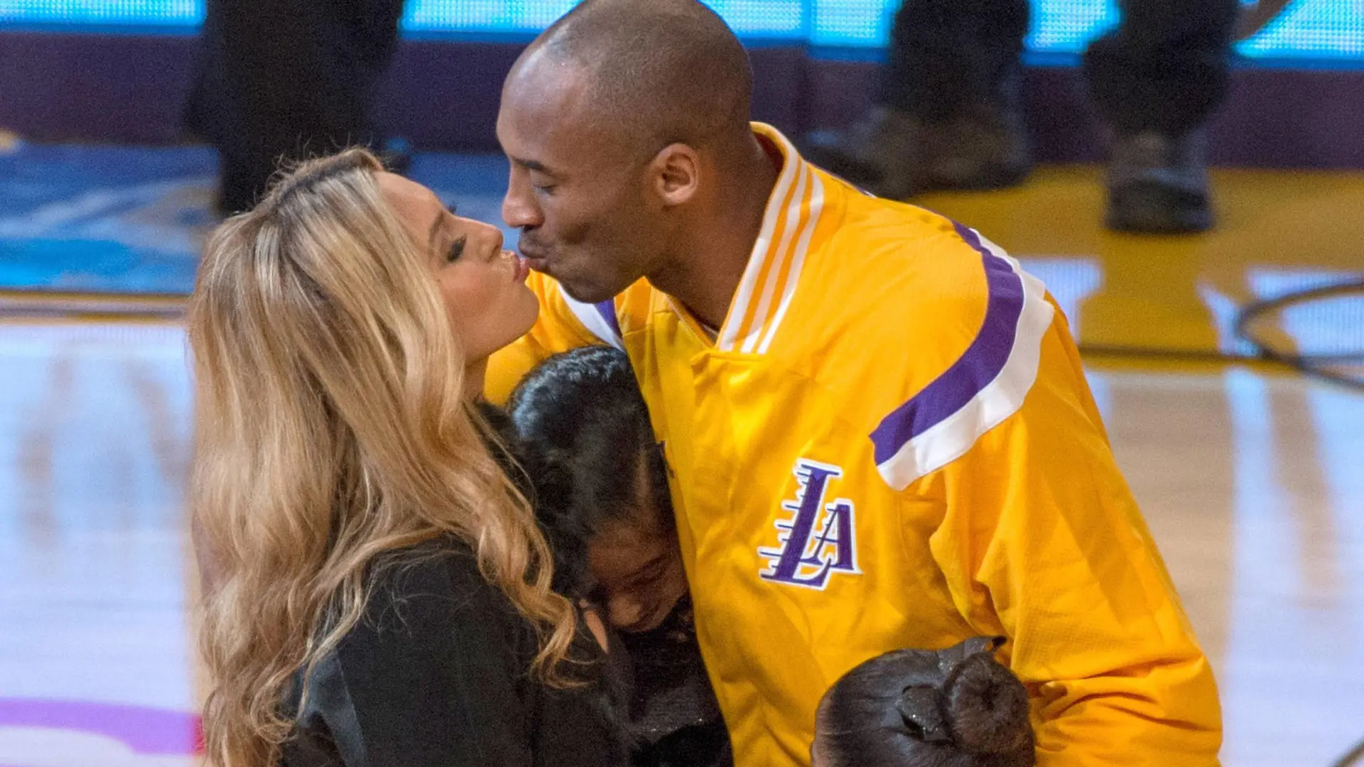 Los Angeles Lakers guard Kobe Bryant kisses his wife Vanessa prior to game against the Oklahoma City Thunder at Staples Center in Los Angeles, November 19, 2014. The Thunder defeated the Lakers 104-103. PUBLICATIONxINxGERxSUIxAUTxHUNxONLY LAP20141119601 Los Angeles Lakers Guard Kobe Bryant Kisses His wife Vanessa Prior to Game Against The Oklahoma City Thunder AT Staples Center in Los Angeles November 19 2014 The Thunder defeated The Lakers 104 103 PUBLICATIONxINxGERxSUIxAUTxHUNxONLY PUBLICATIONxINxGERxSUIxAUTxHUNxONLY imago 18517256 imagoxsportfotodienst