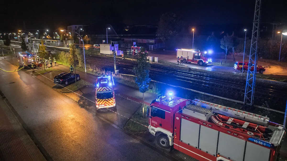 23.10.2021, Niedersachsen, Neu Wulmstorf: Feuerwehrleute und Rettungskräfte sind nach einem Zugunfall im Einsatz. Beim Überqueren von Bahngleisen im Landkreis Harburg sind zwei Menschen von einem Zug erfasst und tödlich verletzt worden. Foto: Sebastian Peters/www.blaulicht-news.de/dpa +++ dpa-Bildfunk +++