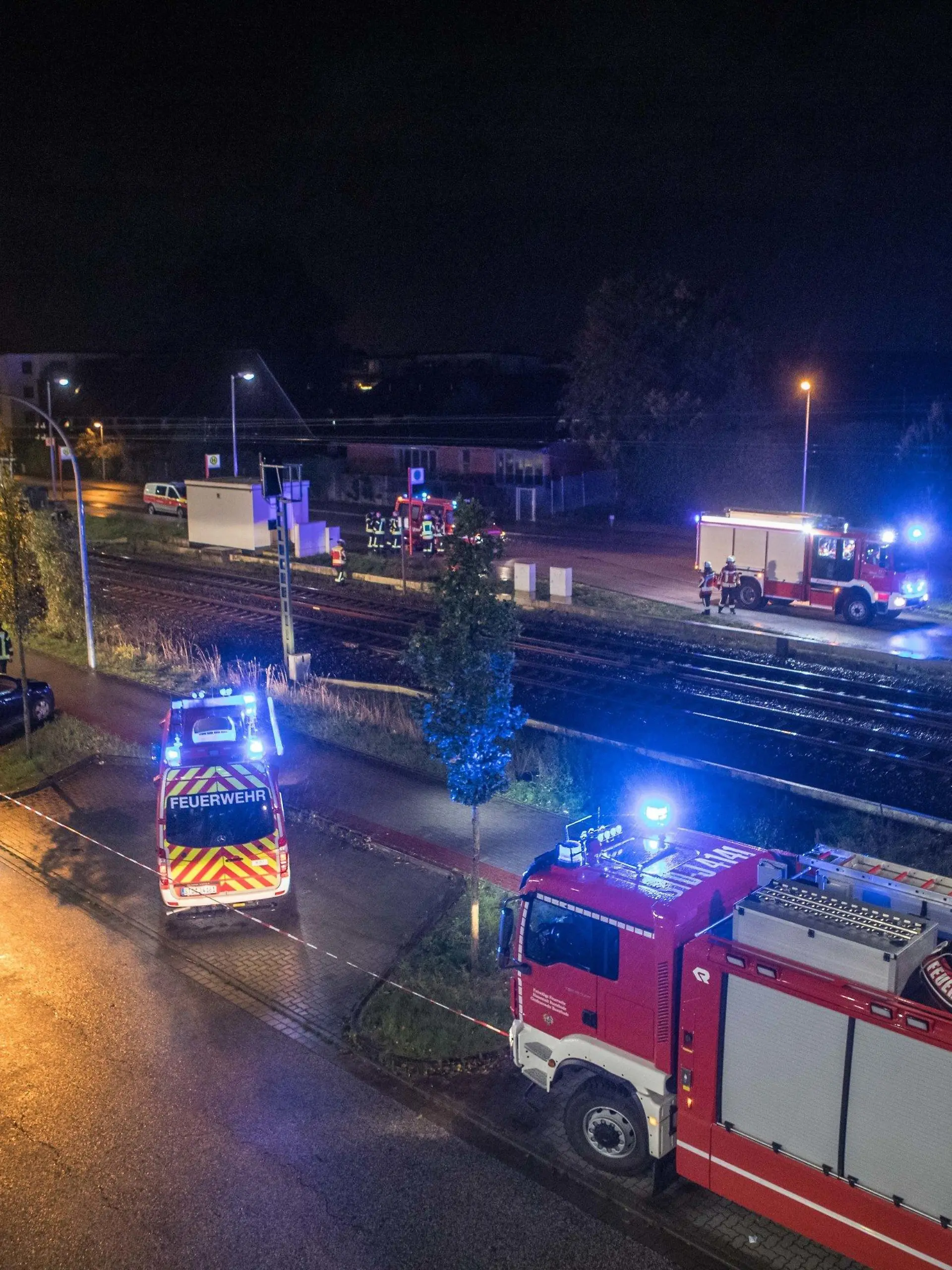 23.10.2021, Niedersachsen, Neu Wulmstorf: Feuerwehrleute und Rettungskräfte sind nach einem Zugunfall im Einsatz. Beim Überqueren von Bahngleisen im Landkreis Harburg sind zwei Menschen von einem Zug erfasst und tödlich verletzt worden. Foto: Sebastian Peters/www.blaulicht-news.de/dpa +++ dpa-Bildfunk +++