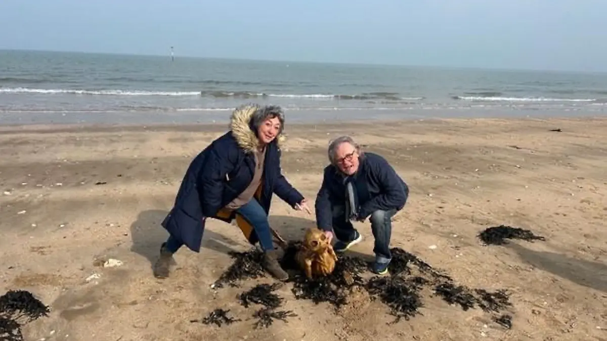 Paula und Dave Regan posieren mit ihrem Fund.