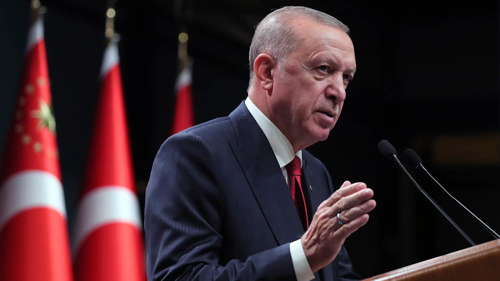HANDOUT - 11.10.2021, Türkei, Ankara: Recep Tayyip Erdogan, Präsident der Türkei, spricht nach einer Kabinettssitzung über den Konflikt in Syrien. Erdogan äußerte sich einen Tag, nachdem zwei türkische Polizisten bei einem Lenkraketenangriff auf ihr gepanzertes Fahrzeug in Aleppo getötet worden waren. Foto: Uncredited/Turkish Presidency/AP/dpa - ACHTUNG: Nur zur redaktionellen Verwendung im Zusammenhang mit der aktuellen Berichterstattung und nur mit vollständiger Nennung des vorstehenden Credits +++ dpa-Bildfunk +++
