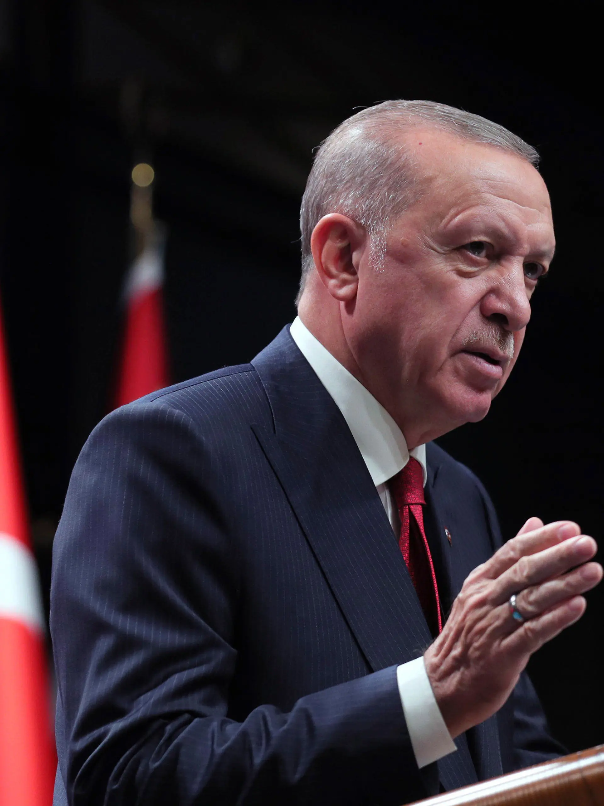 HANDOUT - 11.10.2021, Türkei, Ankara: Recep Tayyip Erdogan, Präsident der Türkei, spricht nach einer Kabinettssitzung über den Konflikt in Syrien. Erdogan äußerte sich einen Tag, nachdem zwei türkische Polizisten bei einem Lenkraketenangriff auf ihr gepanzertes Fahrzeug in Aleppo getötet worden waren. Foto: Uncredited/Turkish Presidency/AP/dpa - ACHTUNG: Nur zur redaktionellen Verwendung im Zusammenhang mit der aktuellen Berichterstattung und nur mit vollständiger Nennung des vorstehenden Credits +++ dpa-Bildfunk +++