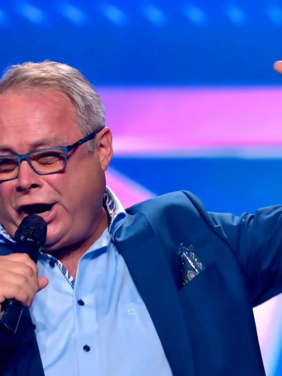 Florin Heinemann steht für seine Frau auf der Supertalent-Bühne