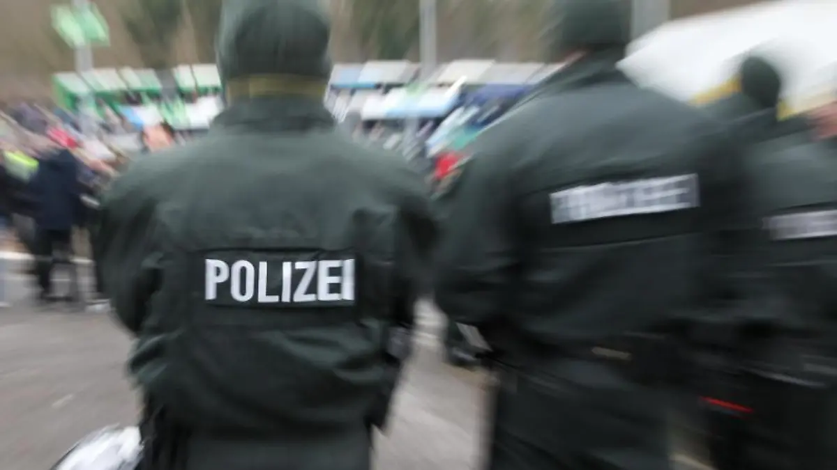 Die Polizei musste vor dem Spiel Hertha BSC gegen den FC Schalke 04 eingreifen. Foto: Friso Gentsch