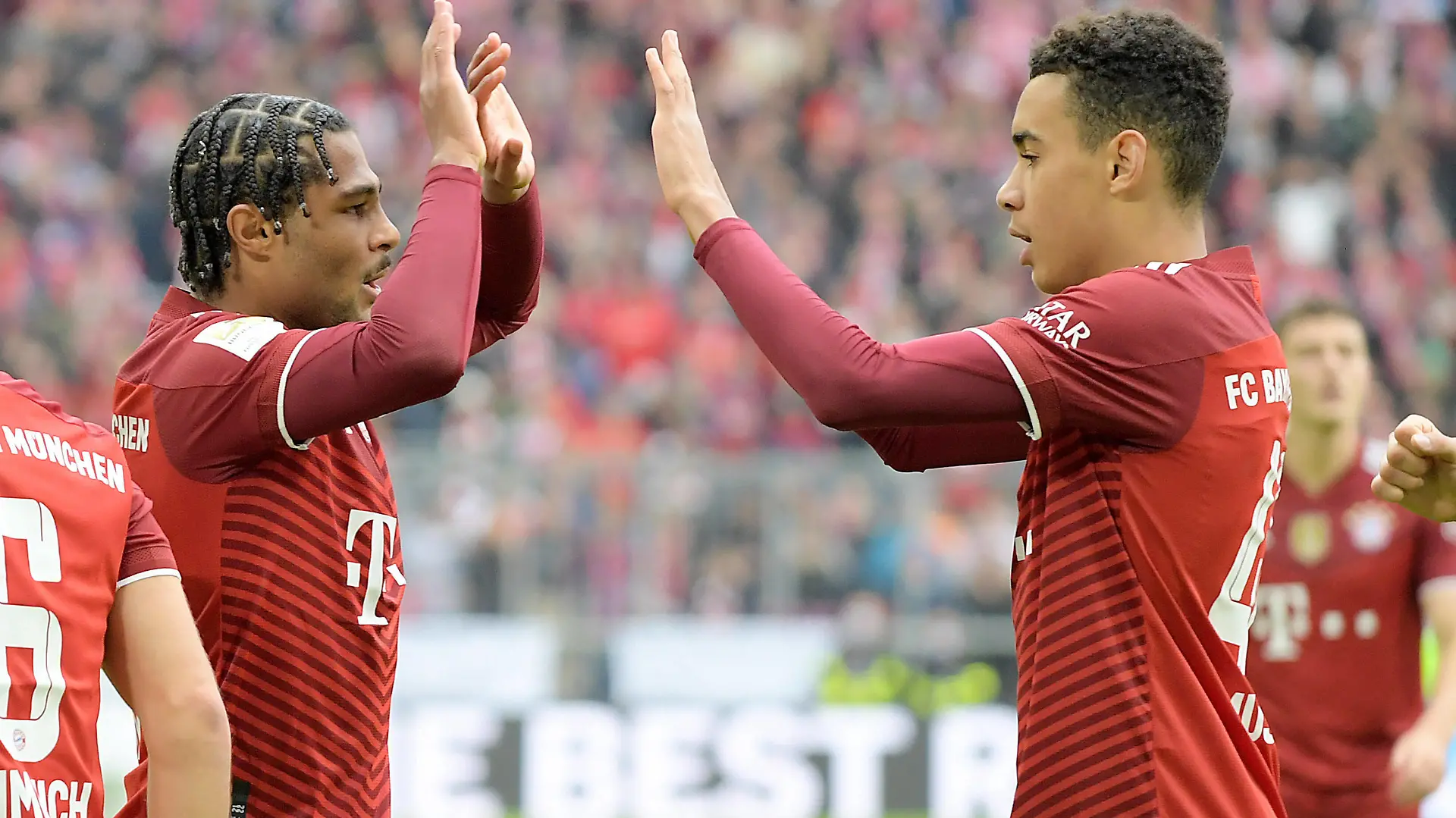 23.10.2021, xemx, Fussball 1.Bundesliga, FC Bayern Muenchen - TSG Hoffenheim emspor, v.l. Serge Gnabry FC Bayern Muenchen celebrate the goal, Der Torjubel zum 1:0 wird nicht gegeben wegen Faulspiel DFL/DFB REGULATIONS PROHIBIT ANY USE OF PHOTOGRAPHS as IMAGE SEQUENCES and/or QUASI-VIDEO Muenchen *** 23 10 2021, xemx, Fussball 1 Bundesliga, FC Bayern Muenchen TSG Hoffenheim emspor, v l Serge Gnabry FC Bayern Muenchen celebrate the goal, The goal celebration for the 1 0 is not given because of foul play DFL DFB REGULATES PROHIBIT ANY USE OF PHOTOGRAPHS as IMAGE SEQUENCES and or QUASI VIDEO Muenchen