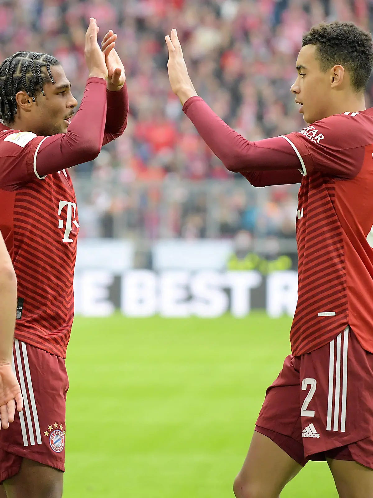  23.10.2021, xemx, Fussball 1.Bundesliga, FC Bayern Muenchen - TSG Hoffenheim emspor, v.l. Serge Gnabry FC Bayern Muenchen celebrate the goal, Der Torjubel zum 1:0 wird nicht gegeben wegen Faulspiel DFL/DFB REGULATIONS PROHIBIT ANY USE OF PHOTOGRAPHS as IMAGE SEQUENCES and/or QUASI-VIDEO Muenchen *** 23 10 2021, xemx, Fussball 1 Bundesliga, FC Bayern Muenchen TSG Hoffenheim emspor, v l Serge Gnabry FC Bayern Muenchen celebrate the goal, The goal celebration for the 1 0 is not given because of foul play DFL DFB REGULATES PROHIBIT ANY USE OF PHOTOGRAPHS as IMAGE SEQUENCES and or QUASI VIDEO Muenchen