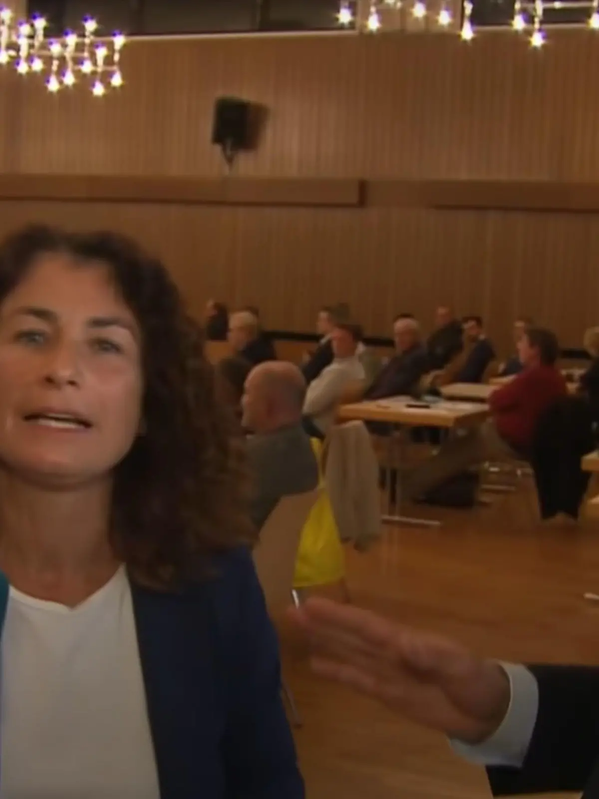 CDU-Stadtrat Thomas Hornung crasht die Live-Schalte von SWR-Reporterin Natalie Akbari. Er wirft ihr während der Sendung, die direkt im TV ausgestrahlt wird, "unseriösen Journalismus" vor.