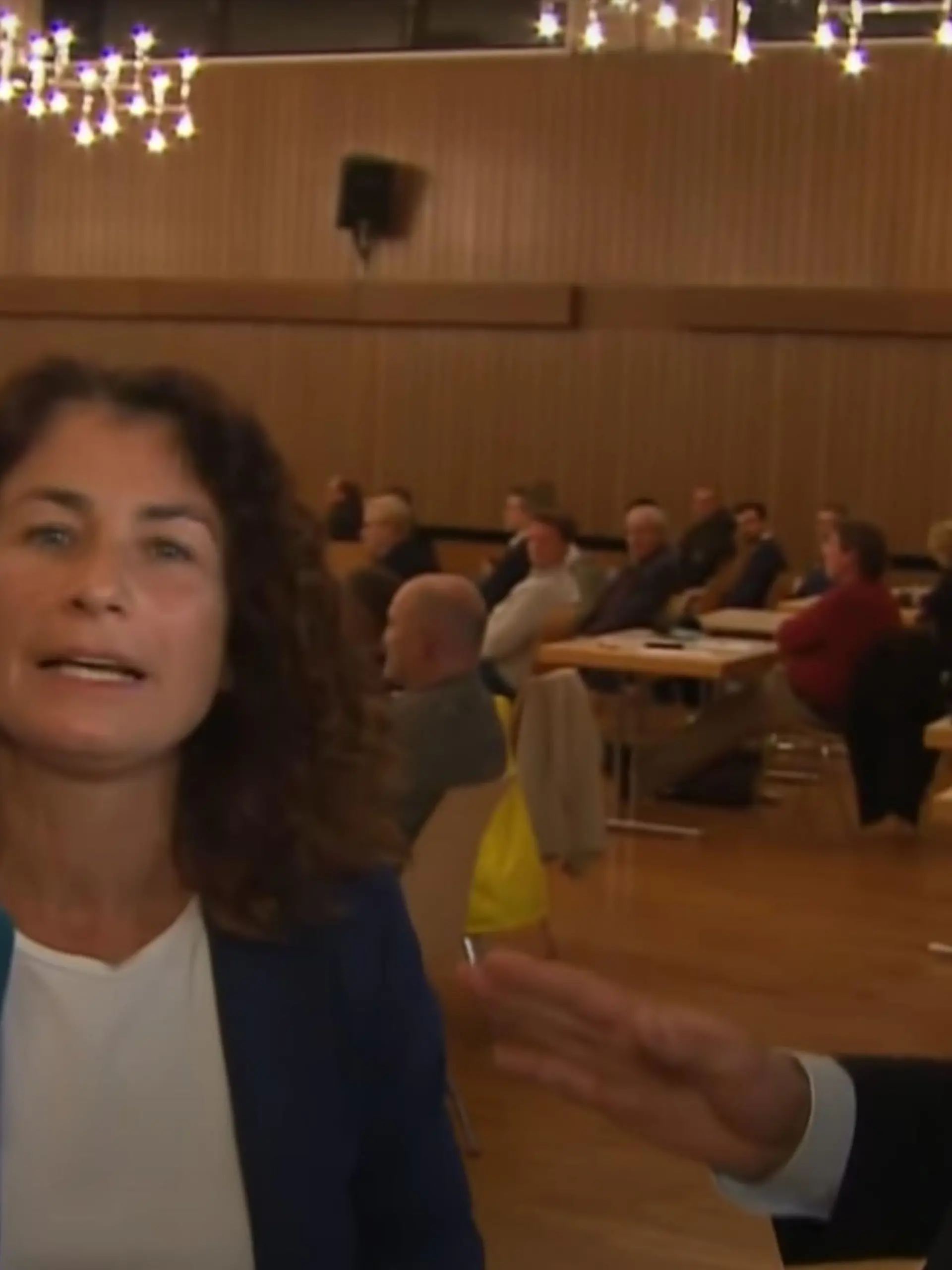 CDU-Stadtrat Thomas Hornung crasht die Live-Schalte von SWR-Reporterin Natalie Akbari. Er wirft ihr während der Sendung, die direkt im TV ausgestrahlt wird, "unseriösen Journalismus" vor.