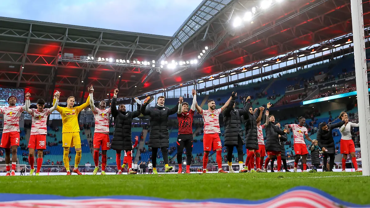 23.10.2021, Sachsen, Leipzig: Fußball: Bundesliga, 9. Spieltag: RB Leipzig - SpVgg Greuther Fürth in der Red Bull Arena. Leipzigs Spieler bedanken sich nach dem 4:1 Sieg bei ihren Fans. Foto: Jan Woitas/dpa-Zentralbild/dpa - WICHTIGER HINWEIS: Gemäß den Vorgaben der DFL Deutsche Fußball Liga bzw. des DFB Deutscher Fußball-Bund ist es untersagt, in dem Stadion und/oder vom Spiel angefertigte Fotoaufnahmen in Form von Sequenzbildern und/oder videoähnlichen Fotostrecken zu verwerten bzw. verwerten zu lassen. +++ dpa-Bildfunk +++