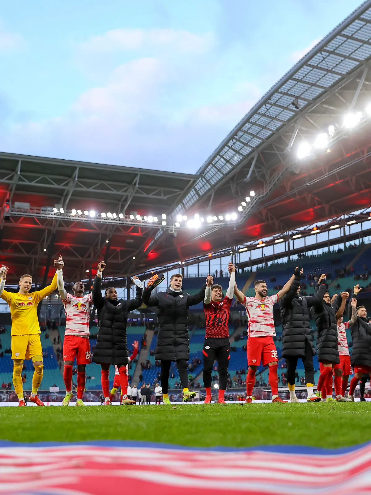 23.10.2021, Sachsen, Leipzig: Fußball: Bundesliga, 9. Spieltag: RB Leipzig - SpVgg Greuther Fürth in der Red Bull Arena. Leipzigs Spieler bedanken sich nach dem 4:1 Sieg bei ihren Fans. Foto: Jan Woitas/dpa-Zentralbild/dpa - WICHTIGER HINWEIS: Gemäß den Vorgaben der DFL Deutsche Fußball Liga bzw. des DFB Deutscher Fußball-Bund ist es untersagt, in dem Stadion und/oder vom Spiel angefertigte Fotoaufnahmen in Form von Sequenzbildern und/oder videoähnlichen Fotostrecken zu verwerten bzw. verwerten zu lassen. +++ dpa-Bildfunk +++