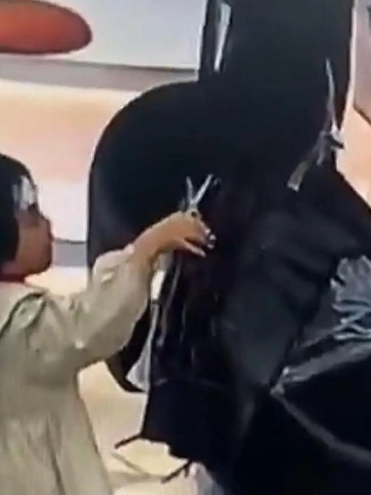 In einem Friseursalon in China greift ein kleines Mädchen unbemerkt zu einer Schere und schneidet einer Kundin die Haare. Die ist mit dem Ergebnis alles andere als zufrieden. Wie geschickt die 6-Jährige dabei vorgeht und wie die geschädigte Kundin reagiert, sehen Sie im Video.