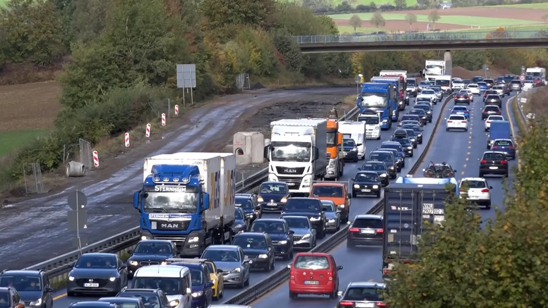 Nadelöhr A7: Langes Staus zum Ferienbeginn - Supertotale Stau Die Bundesautobahn 7 wird erneut zum Nadelöhr für Urlaubsreisende: Im Bereich der Mammut- Baustelle zwischen dem Dreieck Salzgitter und Göttingen staut sich der Verkehr vor den Baustelleinfahrten derzeit mehrere Kilometer in beide Richtungen. In mehreren Bundesländern beginnen heute die Herbstferien. Erfahrungsgemäß dürfte es auch morgen voll werden. / A7, BAB7, Autobahn, Bundesautobahn, Baustelle, Stau, Ferienbeginn, Feienende, Herbstferien, Urlaub, Verkehrschaos, Seesen, Echte, Northeim, Hamburg, Kassel, Niedersachsen, Hannover, Hildesheim Echte Niedersachsen Deutschland *** Needle eye A7 Long traffic jam at the start of the holidays Super-total traffic jam The federa Copyright: xMartinxDziadekx