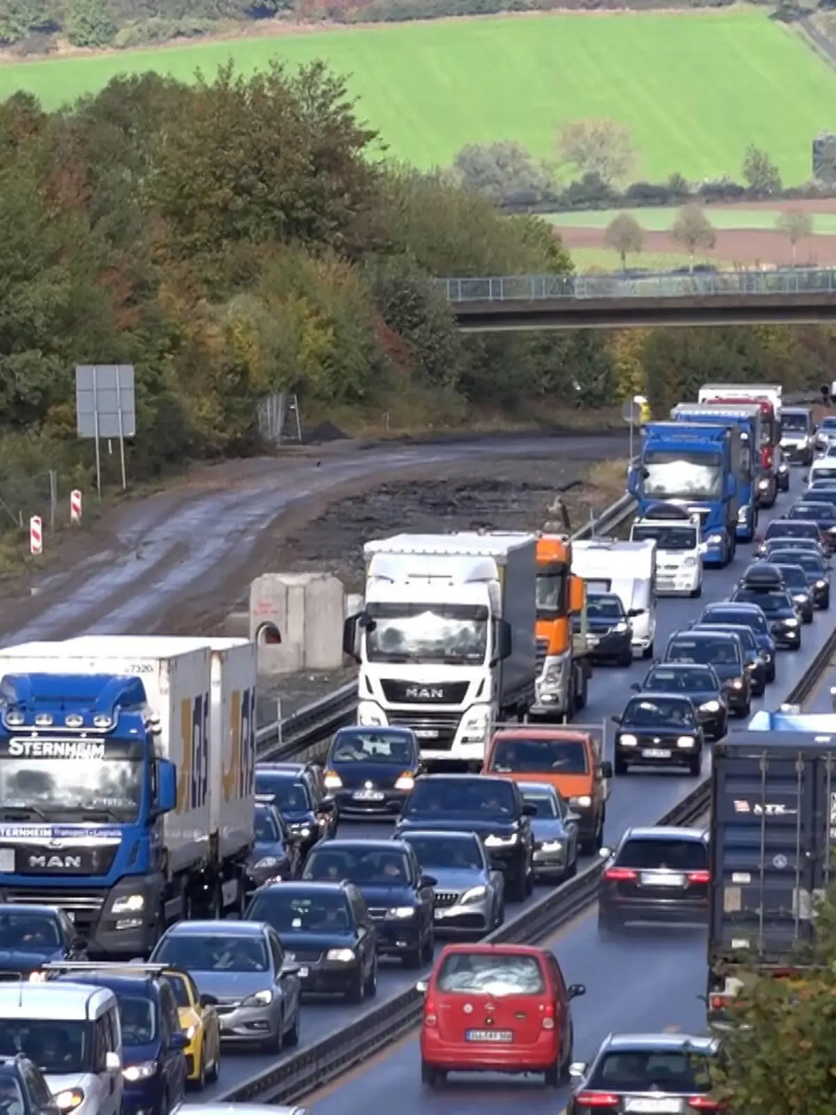  Nadelöhr A7: Langes Staus zum Ferienbeginn - Supertotale Stau Die Bundesautobahn 7 wird erneut zum Nadelöhr für Urlaubsreisende: Im Bereich der Mammut- Baustelle zwischen dem Dreieck Salzgitter und Göttingen staut sich der Verkehr vor den Baustelleinfahrten derzeit mehrere Kilometer in beide Richtungen. In mehreren Bundesländern beginnen heute die Herbstferien. Erfahrungsgemäß dürfte es auch morgen voll werden. / A7, BAB7, Autobahn, Bundesautobahn, Baustelle, Stau, Ferienbeginn, Feienende, Herbstferien, Urlaub, Verkehrschaos, Seesen, Echte, Northeim, Hamburg, Kassel, Niedersachsen, Hannover, Hildesheim Echte Niedersachsen Deutschland *** Needle eye A7 Long traffic jam at the start of the holidays Super-total traffic jam The federa Copyright: xMartinxDziadekx