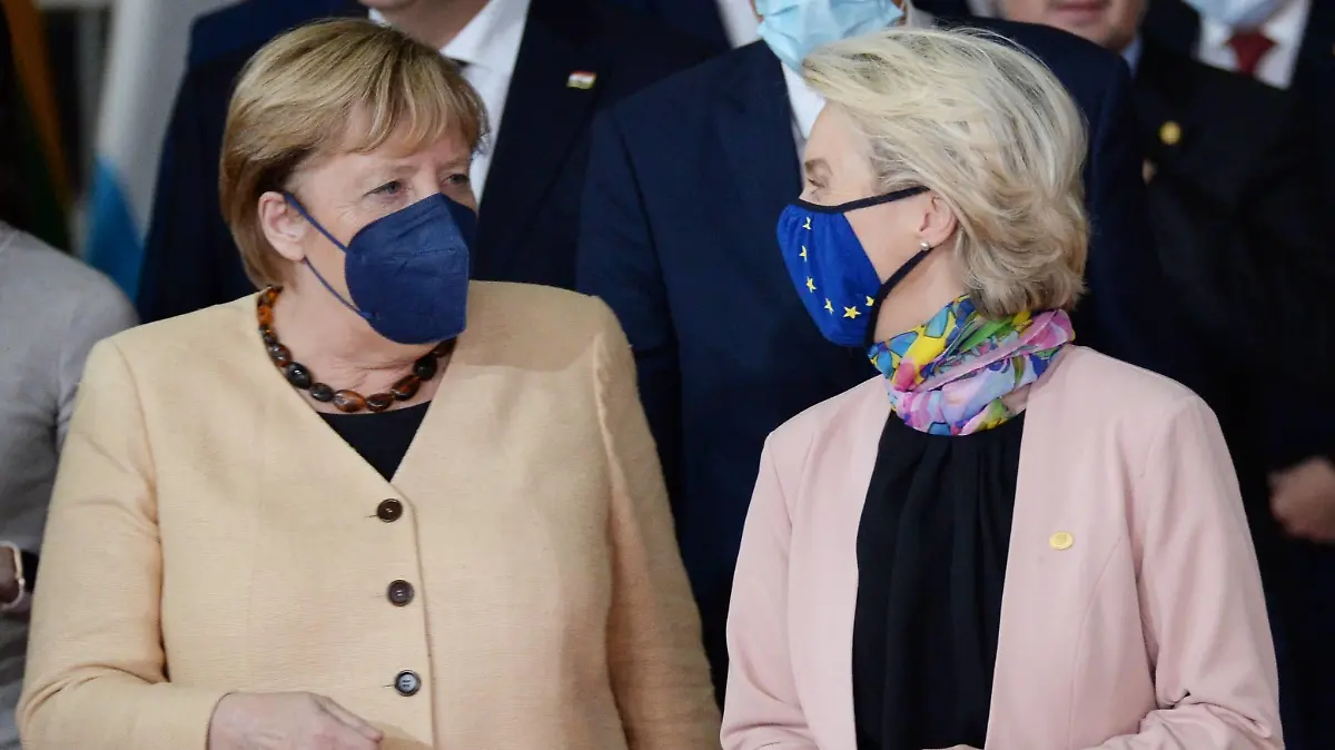  Belgium EU Summit 6677866 21.10.2021 German Chancellor Angela Merkel, left, and European Commission President Ursula von der Leyen arrive to pose for a family photo during a face-to-face EU summit in Brussels, Belgium. Alexey Vitvitsky / Sputnik Brussels Belgium PUBLICATIONxINxGERxSUIxAUTxONLY Copyright: xAlexeyxVitvitskyx