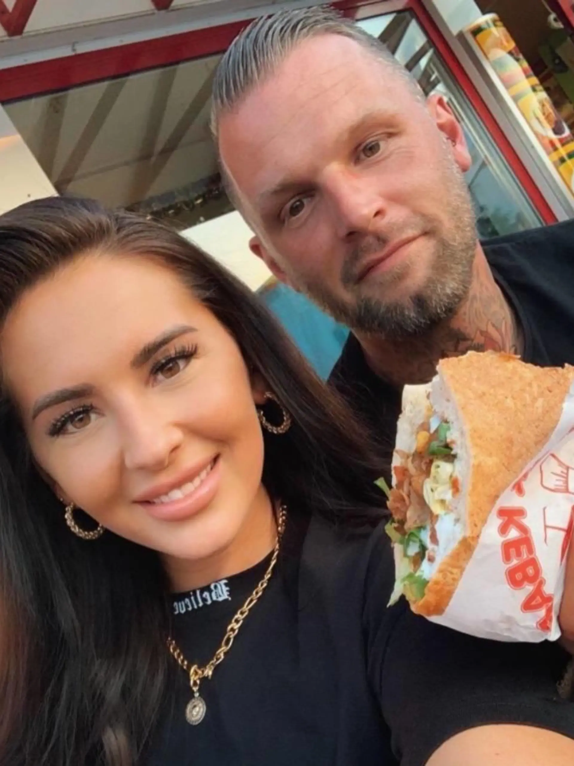 Flo ist extra von Coburg nach Göttingen gefahren, um Rebecca dort wieder zu sehen. Auf dem Speiseplan natürlich: ein Döner!