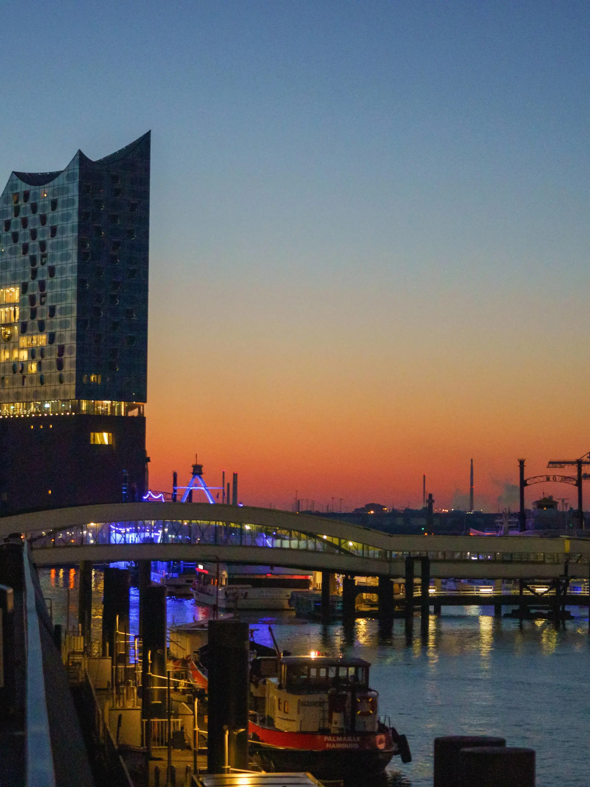  Sonnenaufgang an der Hamburger Elbphilharmonie -Sonnenaufgang an der Hamburger Elbphilharmonie -, Hamburg Hamburg Deutschland Vorsetzen *** Sunrise at the Hamburg Elbphilharmonie Sunrise at the Hamburg Elbphilharmonie , Hamburg Hamburg Germany Vorsetzen