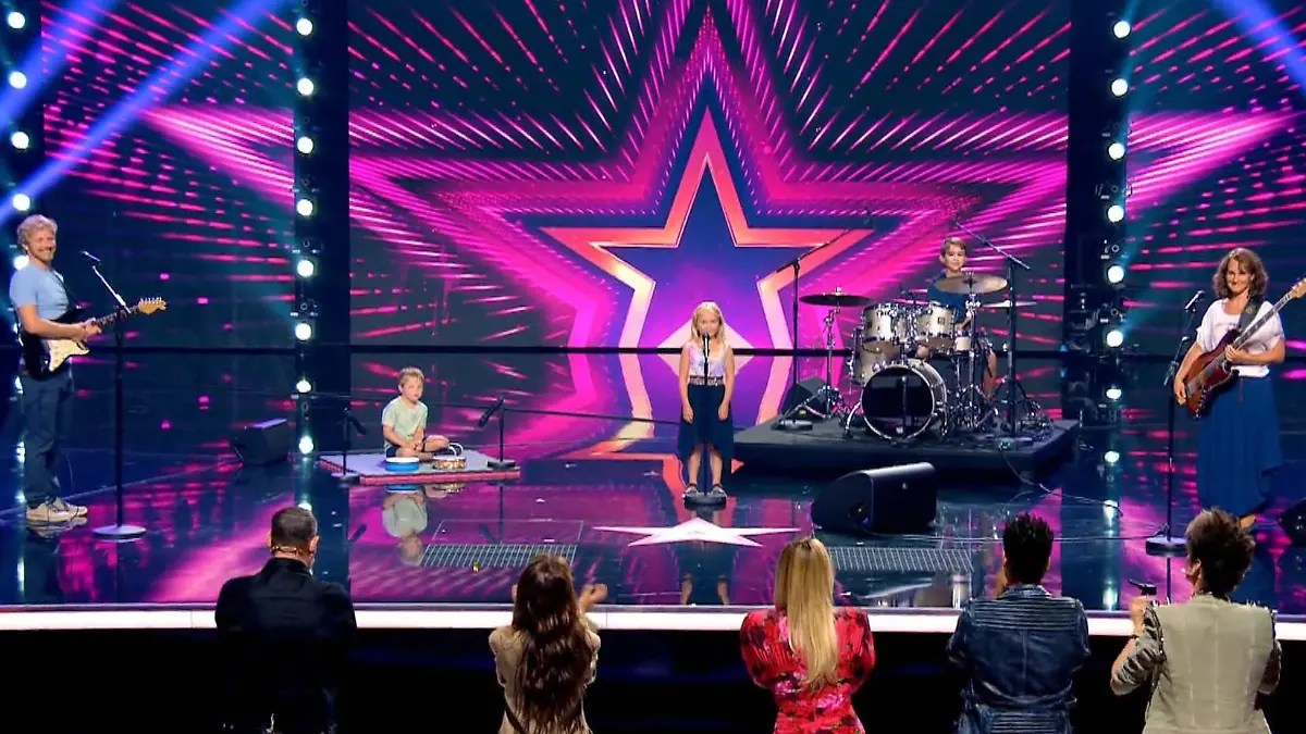 "The Family Tones" bringen einen Mega-Ohrwurm mit Eine ganze Familie auf der Supertalent-Bühne