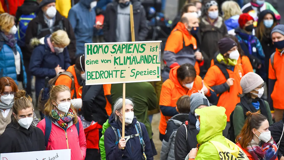  22.10.2021, xlakx, Politik Umweltschutz, Klimastreik, Fridays for Future emspor, v.l.Demonstranten mit diversen Pappschildern Berlin *** 22 10 2021, xlakx, politics environmental protection, climate strike, Fridays for Future emspor, v l demonstrators with various cardboard signs Berlin