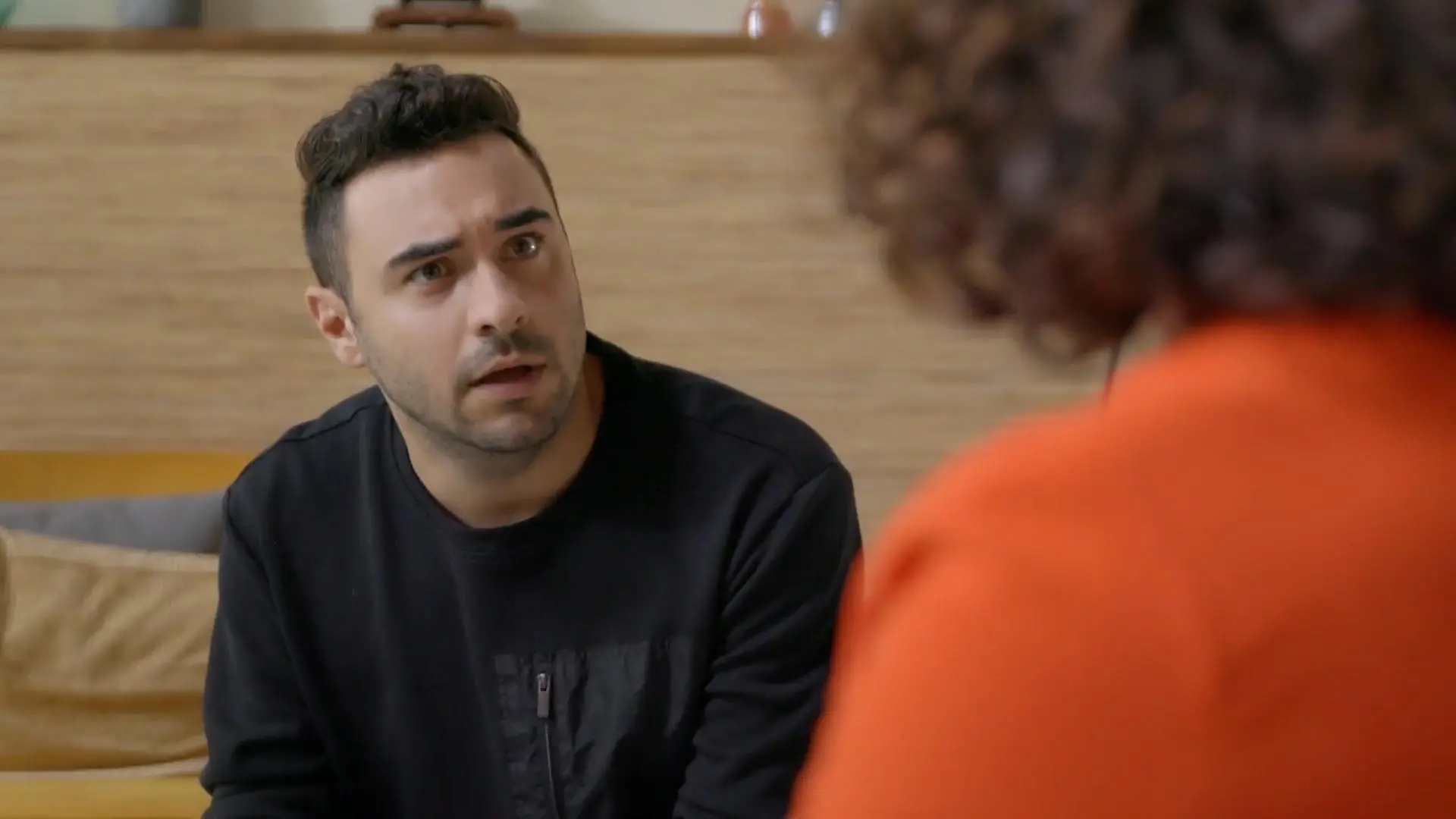 Easy kämpft bei der Frau vom Jugendamt um Julius „Unter uns“-Folge vom 01.11.21