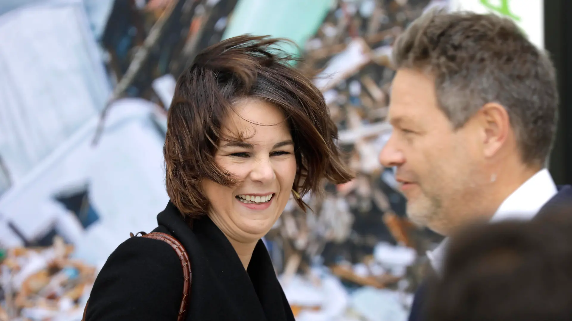 Annalena Baerbock, und Robert Habeck, beide Bundesvorsitzende von Buendnis 90/Die Gruenen, auf dem Weg zu den Koalitionsverhandlungen zwischen der FDP, SPD, und Buendnis 90/Die Gruenen, im Hub27 in Berlin, DEU, Berlin, 21.10.2021 *** Annalena Baerbock, and Robert Habeck, both federal leaders of Buendnis 90 Die Gruenen, on the way to coalition negotiations between the FDP, SPD, and Buendnis 90 Die Gruenen, at Hub27 in Berlin, DEU, Berlin, 21 10 2021 